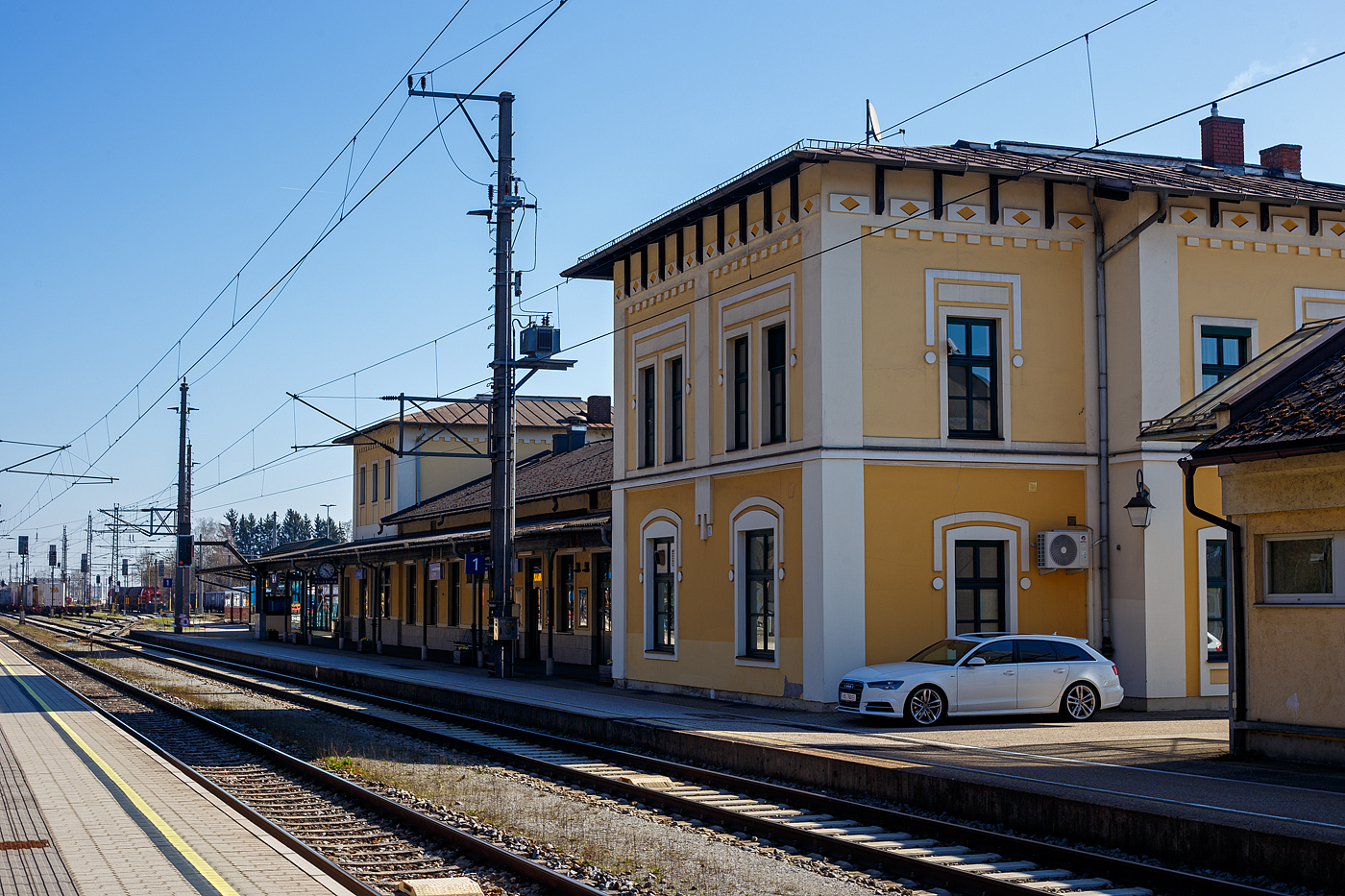 Der Bahnhof Lambach (Ober�sterreich) am 14 Januar 2025.

Der Bahnhof liegt an der „alten“ Westbahn (�BB KBS 100/101) Wien – Linz – Salzburg, der ehemaligen k.k. Kaiserin Elisabeth-Bahn. Fernverkehrts Z�ge (wie Railjet der Westbahn) sieht man hier kaum, denn diese fahren �ber die Umfahrung Lambach durch den Kalvarienbergtunnel (1.410 m). Die Umfahrung Lambach erstreckt sich �ber eine L�nge von 3,9 Kilometer, wovon 1,41 km Kilometer durch den Tunnel unter dem Kalvarienberg verlaufen. �sterreich nimmt seine Verpflichtung, den Verkehr in umweltfreundliche Bahnen zu lenken, sehr ernst. Konkret hei�t das, da� die Bahn ausgebaut ist. Die Westbahn ist eine der am meisten befahrenen und damit einer der wichtigsten Schienenmagistralen quer durch �sterreich.

Der Bahnhof Lambach ist Ausgangspunkt der normalspurigen, eingleisigen Lokalbahn Lambach–Vorchdorf-Eggenberg, auch als Vorchdorferbahn bekannt. Die Vorchdorferbahn wird von der Stern & Hafferl Verkehrs-GmbH betrieben. Eigent�merin der Strecke ist die Lokalbahn Lambach-Vorchdorf-Eggenberg AG, die zu 72,5 % dem Bund, zu 11 % der O� Verkehrsholding GmbH, zu 9,4 % der Marktgemeinde Lambach, zu 3,3 % der Marktgemeinde Vorchdorf, und zu 2,7 % der Stern & Hafferl Verkehrs-GmbH, der Rest ist Streubesitz.

Lambach ist eine Marktgemeinde in Ober�sterreich an der Traun im Bezirk Wels-Land im Hausruckviertel. Bedeutend ist die 1056 gegr�ndete Benediktinerabtei Stift Lambach.
