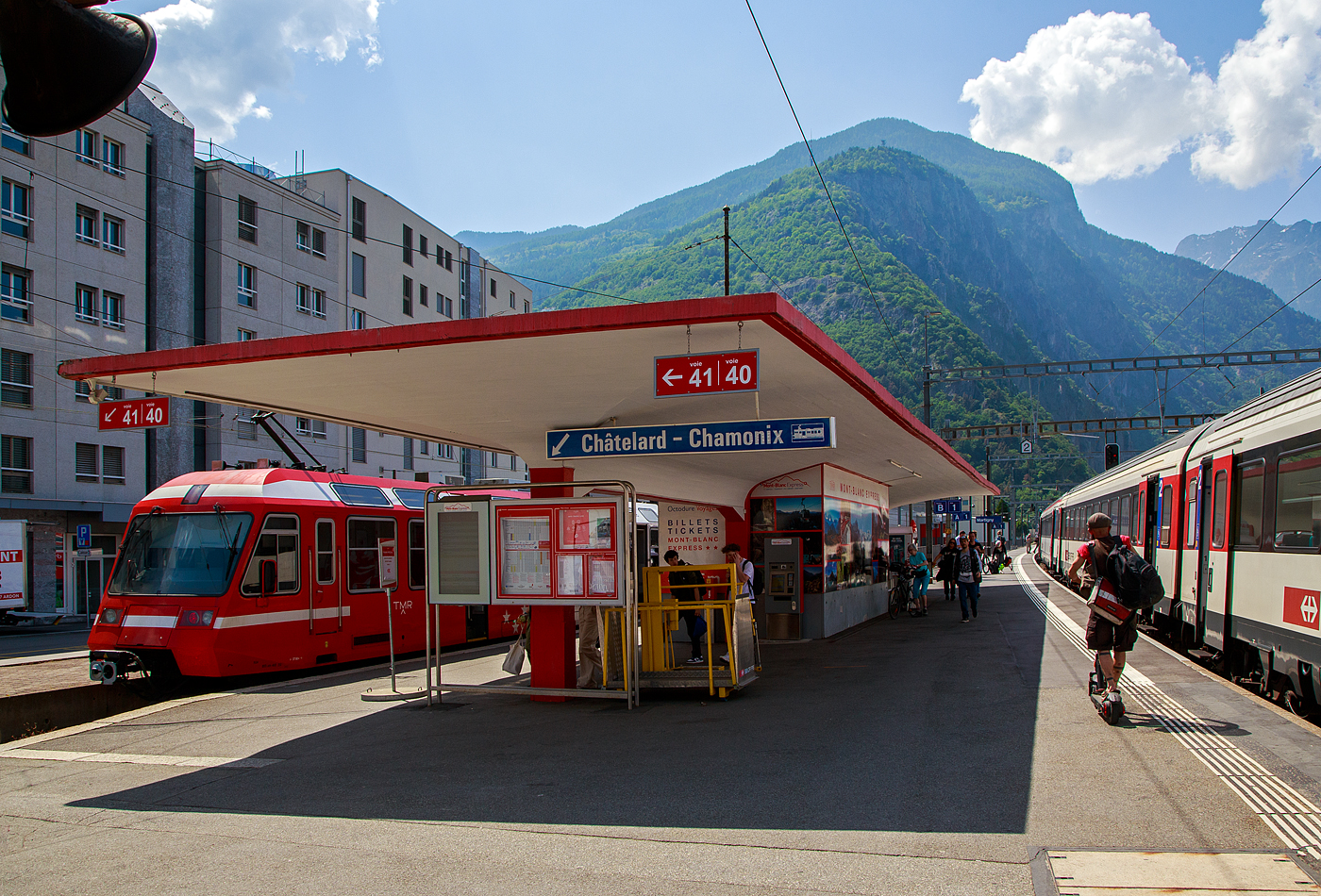 Der Bahnhof Martigny (deutsch Martinach) im Kanton Wallis, links die schmalspurigen Gleise 40 und 41 für den Mont-Blanc Express, nach Châtelard und weiter nach Chamonix, der TMR - Transports de Martigny et Régions, ex Martigny-Châtelard-Bahn (MC), am 26. Mai 2023 bei einem Zwischenstopp auf unserer Reise. Hier steht der TMR Triebwagen BDeh 4/8 22 (Z 823/Z 824), TSI-Nr. 90 85 838 0822-9 CH-TMRSA zur Abfahrt bereit. Rechts die normalspurigen SBB Gleise.

Die Martigny-Châtelard-Bahn, abgekürzt MC, (französisch: Chemin de fer Martigny–Châtelard) ist eine 18 km lange meterspurige Bahnstrecke mit Zahnstangenabschnitten, sowie eine ehemalige Bahngesellschaft im Kanton Wallis (CH). Die Bahngesellschaft MC fusionierte 2001 mit der Martigny-Orsières-Bahn (MO) zu den Transports de Martigny et Régions (TMR). 

Auf französischer Seite führt die Strecke weiter über Vallorcine und Chamonix nach Saint-Gervais-Le Fayet, diese weiterführende Bahnstrecke Saint-Gervais–Vallorcine wird von der französischen Staatseisenbahn (SNCF) betrieben.

Von den Transports de Martigny et Régions wird ihr Zugsangebot auf der Bahnstrecke Martigny–Châtelard unter dem Namen Mont Blanc-Express vermarktet.

