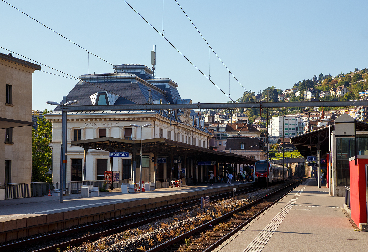 Der Bahnhof Montreux am 10 September 2023, hier die normalspurigen SBB Gleise 1 und 3 in nordwestlicher Blickrichtung.

Der Bahnhof Montreux ist der größte Bahnhof auf dem Gemeindegebiet der Stadt Montreux. Der Fern- und Regionalbahnhof wird von fast allen Zügen der Simplonstrecke der Schweizerischen Bundesbahnen (SBB) bedient und ist zudem Ausgangspunkt der Bahnstrecke Montreux–Zweisimmen (Golden-Pass) und der Zahnradbahn Montreux–Glion–Rochers-de-Naye auf den Rochers de Naye.

Das Bahnhofgebäude ist im Inventar der Kulturgüter von nationaler Bedeutung eingetragen.

Eröffnet wurde der Bahnhof im Jahre 1861, als die damalige Jura-Simplon-Bahn (JS) den Abschnitt Lausanne–Villeneuve der Bahnstrecke nach Sion eröffnete.1901 folgte der Abschnitt zwischen Montreux und dem höher gelegenen Stadtteil Les Avants der Montreux-Berner Oberland-Bahn (MOB), welcher 1903 seine Fortsetzung nach Montbovon fand.1909 wurde die Bahnstrecke zwischen Montreux und Glion der heutigen Transports Montreux–Vevey–Riviera (MVR) als Fortsetzung der bereits seit 1892 bestehenden Zahnradbahn zwischen Glion und Rochers-de-Naye eröffnet.

Die Bahnhofsanlage ist in mehrfacher Hinsicht eine Rarität: 
Einerseits ist Montreux der einzige Bahnhof der Schweiz, in dem heute noch drei unterschiedliche Spurweiten aufeinandertreffen, die Normalspur (1.435 mm) der Bahnstrecke der Schweizerischen Bundesbahnen (SBB), die Meterspur (1.000 mm) der Montreux–Berner Oberland-Bahn (MOB) und die Schmalspur (800 mm) der Transports Montreux–Vevey–Riviera (MVR).

Andererseits befindet sich der Zugang vom Empfangsgebäude zum Hausbahnsteig aus nicht im Erdgeschoss. Aufgrund der Hanglage der Stadt befindet er sich im zweiten Obergeschoss, während die Serviceeinrichtungen im Erd- und der Zugang zur Unterführung im ersten Obergeschoss zu finden sind. Außerdem fehlt das Gleis 2. Dieses war ein Überholgleis ohne Bahnsteig. 2006 wurde es im Zuge der Erhöhung der Bahnsteige auf 55 cm mit einer Bahnsteigkante versehen und in Gleis 1 umbenannt – das bisherige Gleis 1 wurde entfernt. 

Die Schweizerischen Bundesbahnen verfügt über den Hausbahnsteig mit dem Gleis 1 sowie über das Gleis 3, welches zusammen mit den Gleisen 4 (östliche Hälfte) beziehungsweise 5 (westliche Hälfte) der Montreux–Berner Oberland-Bahn am Mittelperron liegt. Das kurze Gleis 4 trennt den Mittelperron teilweise auf. Die Gleise 6, 7 und 8 liegen an einem weiteren Mittelperron, das durch Gleis 7 ebenfalls gabelartig aufgeteilt wird. Das Gleis 8 der Transports Montreux–Vevey–Riviera befindet sich zudem unter einem Hotel und dem Hauptsitz der Golden-Pass-Gruppe, dem GoldenPass Center. Während die Gleise 4 und 7 dem Regionalverkehr von und nach Fontanivent, Sonzier und Les Avants dienen, verkehren ab Gleis 5 und 6 die Züge von und nach Zweisimmen.
