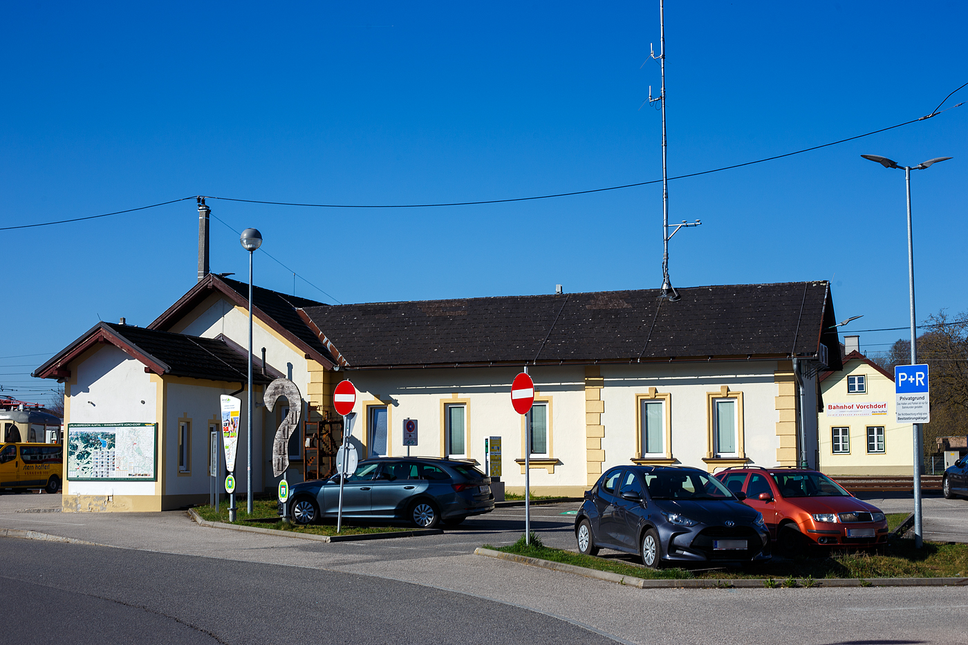 Der Bahnhof Vorchdorf-Eggenberg (Normalspurseite, Endbahnhof der Lokalbahn Lambach – Vorchdorf-Eggenberg) von der Stra�enseite am 04 April 2025.

Hier besteht dann Anschluss an die Schmalspurige Traunseebahn (Lokalbahn Gmunden–Vorchdorf) nach Gmunden. Beide Bahnen werden von der Stern & Hafferl Verkehrsgesellschaft m.b.H. betrieben.