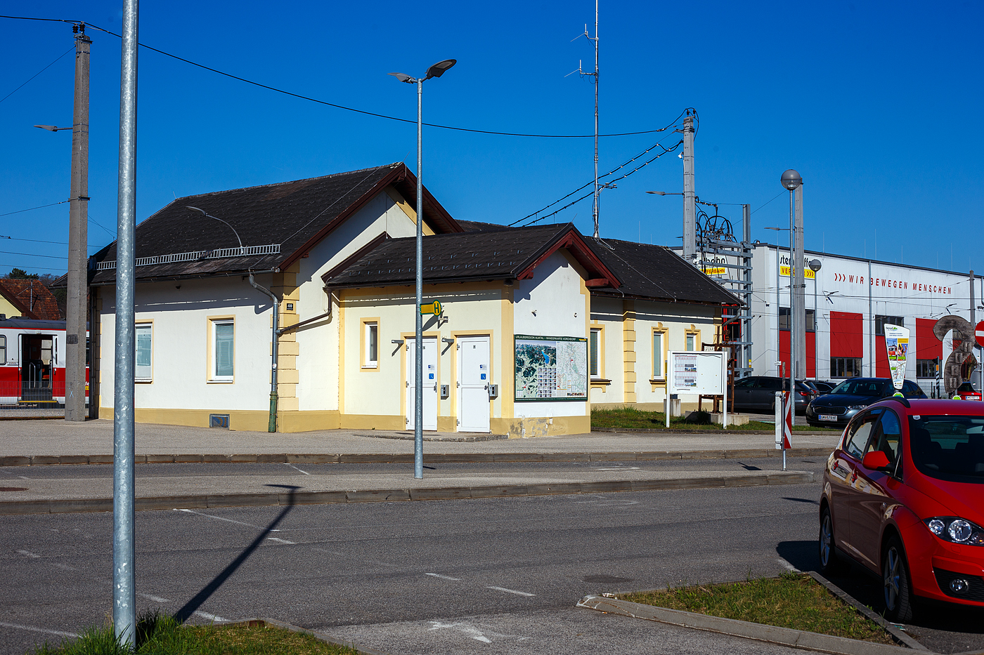 Der Bahnhof Vorchdorf-Eggenberg (Normalspurseite, Endbahnhof der Lokalbahn Lambach – Vorchdorf-Eggenberg) von der Stra�enseite am 04 April 2025.

Hier besteht dann Anschluss an die Schmalspurige Traunseebahn (Lokalbahn Gmunden–Vorchdorf) nach Gmunden. Beide Bahnen werden von der Stern & Hafferl Verkehrsgesellschaft m.b.H. betrieben.