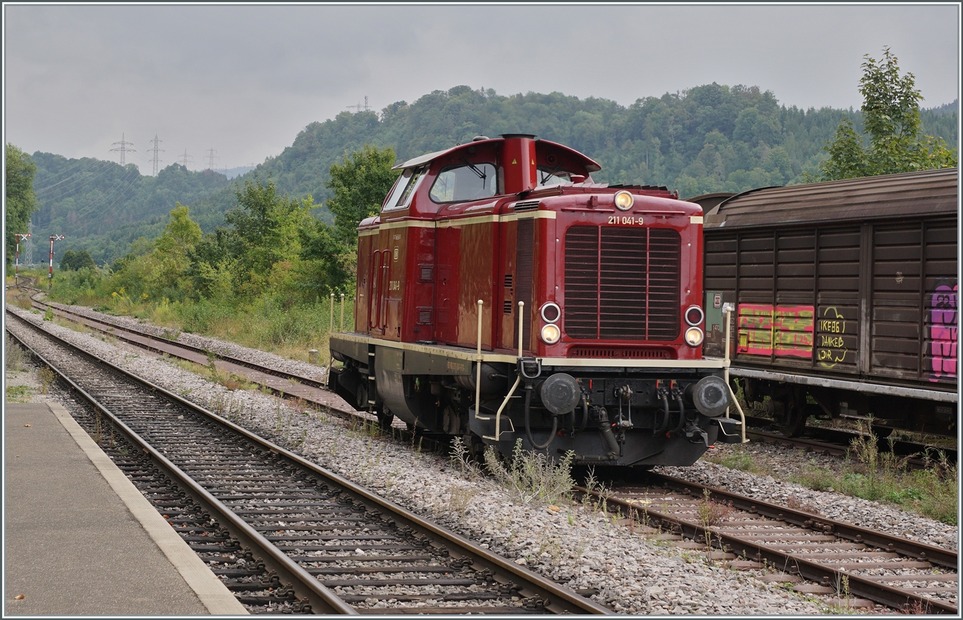 Der Bahnhof Weizen ist weit weniger romantisch als der Bahnhof Zollhaus Blumberg; trotzdem gab es auch hier ein paar Fotomöglichkeiten: die Diesellok 211 041-9 (92 80 1211 041-9 D-NeSA) vor dem Hintergrund zweier ex SBB Hibs Wagen. Die Erhebung im Hintergrund dürfte zumindest teilweise auch schon zur Schweiz gehören. 

27. August 2022