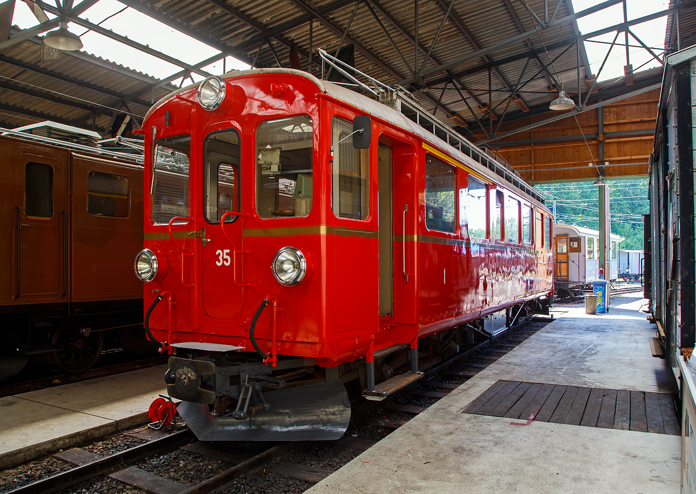 Der Bernina Bahn RhB ABe 4/4 I 35 mit dem Revisionsdatum 1.5.23 der Blonay-Chamby Bahn strahlt in alter Frische wie nach dem Neuanstich/Revision durch die RhB im Jahr 1962 (nach dem Umbau durch die RhB im Jahr 1949 war er erst grün/crème), hier am 27.05.2023 in der Halle der (BC) in Chaulin. Seit 2010 ist er im Bestand der Museumsbahn Blonay–Chamby. 

Der Triebwagen wurde 1908 von SIG (Elektrik von Elektrizitätsgesellschaft Alioth gebaut und als BB BCe 4/4 – 10 an die Berninabahn geliefert (angeschrieben war die Bezeichnung BCe⁴). Gegenüber den seinerzeit bevorzugten Grün- und Grautönen hoben sie sich die Triebwagen mit ihrem gelben Anstrich, schwarz-roter Schattenschrift und auffälligen roten Routentafeln deutlich ab. 

Mit der Berninabahn übernahm die RhB 1943 auch deren alternden Fahrzeugbestand. Mit bis zu 35 Betriebsjahren war zwar das Lebensende der Fahrzeuge noch nicht erreicht, aber deren Leistungsfähigkeit ließ zu wünschen übrig. Doch die Fahrzeuge stellten nicht den einzigen Investitionsbedarf dar. Deshalb wurde auf den Kauf neuer Triebwagen verzichtet, hingegen begann die RhB ab 1946, das vorhandene Rollmaterial in den eigenen Werkstätten in Landquart und Poschiavo zu modernisieren. Bei allen 17 Triebwagen wurden die bisher unter dem Wagenboden angeordneten Anfahr- und Bremswiderstände auf das Dach versetzt, teilweise die Seitenwände nach unten verlängert (Schürzen) und die Kastenbleche verschweißt. Ein Pantograph ersetzte einen der beiden veralteten Lyrabügel.

Neun Triebwagen erhielten auch eine neue elektrische Ausrüstung, die Leistung erhöhte sich von 220 kW auf 395 kW, bei den späteren Umbauten sogar auf 440 kW. Damit konnte die zulässige Anhängelast auf 40 t verdoppelt und die Höchstgeschwindigkeit von 45 km/h auf 55 km/h erhöht werden. Die umgebauten Fahrzeuge erhielten die neuen Nummern 30–38, die TW 30 bis 34 wurden zu Zweispannungsfahrzeugen umgebaut (1000 V = für die Berninabahn, sowie 2400 V = für die Chur–Arosa-Bahn), die TW 35 bis 38 blieben Einspannungsfahrzeuge (1000 V DC) für die Berninabahn. Als 1956 die dritte Klasse abgeschafft wurde, wurden die BCe 4/4 zu ABe 4/4 und die BCFe 4/4 zu ABFe 4/4, seit 1961 ABDe 4/4.