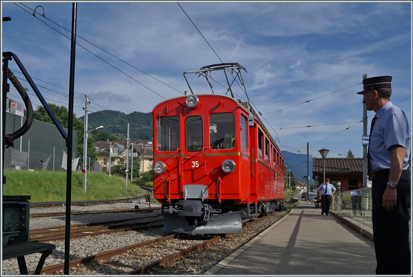Der Bernina Bahn RhB ABe 4/4 I 35 der Blonay Chamby Bahn ist als letzter Zug von Chaulin in Blonay angekommen und wird nun für die Leerrückfahrt ins Museum einen hier stehenden Personenwagen mitnehmen.
Aufmerksam wird das Manöver überwacht.
4. Aug. 2024