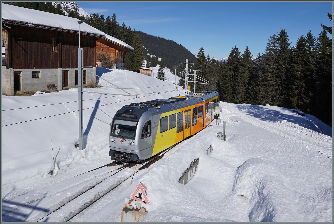 Der BLM Be 4/6 101  Mönch  erreicht als Regionalzug R 66 von (Lauterbrunnen)/ Grütschalp nach Mürren den Bahnhof von Winteregg. 

18. Februar 2025