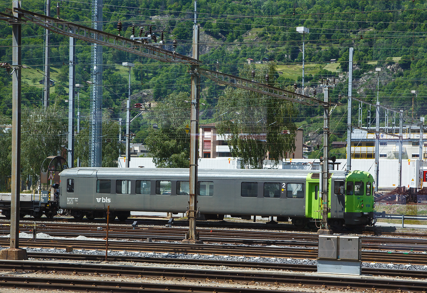 Der BLS 2. Klasse Autoverladezug-Steuerwagen mit Gepäckabteil BDt 50 85 80 - 35 947-1 CH-BLS (umgebaut aus EW I ex Bt 20-33 947), für einen Simplon Autoverlad steht am 26.05.2023 in Brig. aufgenommen auch eine IR heraus.

Auf der Basis der Einheitswagen EW1 mit Faltenbalg und einem Führerstand der Bauart der ABDe4/8 wurden 1963 von der Schweizerischen Waggonfabrik Schlieren (SWS) sechs Steuerwagen Bt an die BLS  abgeliefert. Ab 2005 wurden vier dieser Steuerwagen für die Autoverlad-Züge umgebaut. Sie erhielten u.a. ein Motorrad-Abteil. Nach dem Umbau wurden die Wagen als BDt 946-949 bei der BLS geführt. Anfangs hatten die Steuerwagen noch das blau/beige Farbschema, welches jedoch ab 2007 dem Umbragrau-Grün wich.