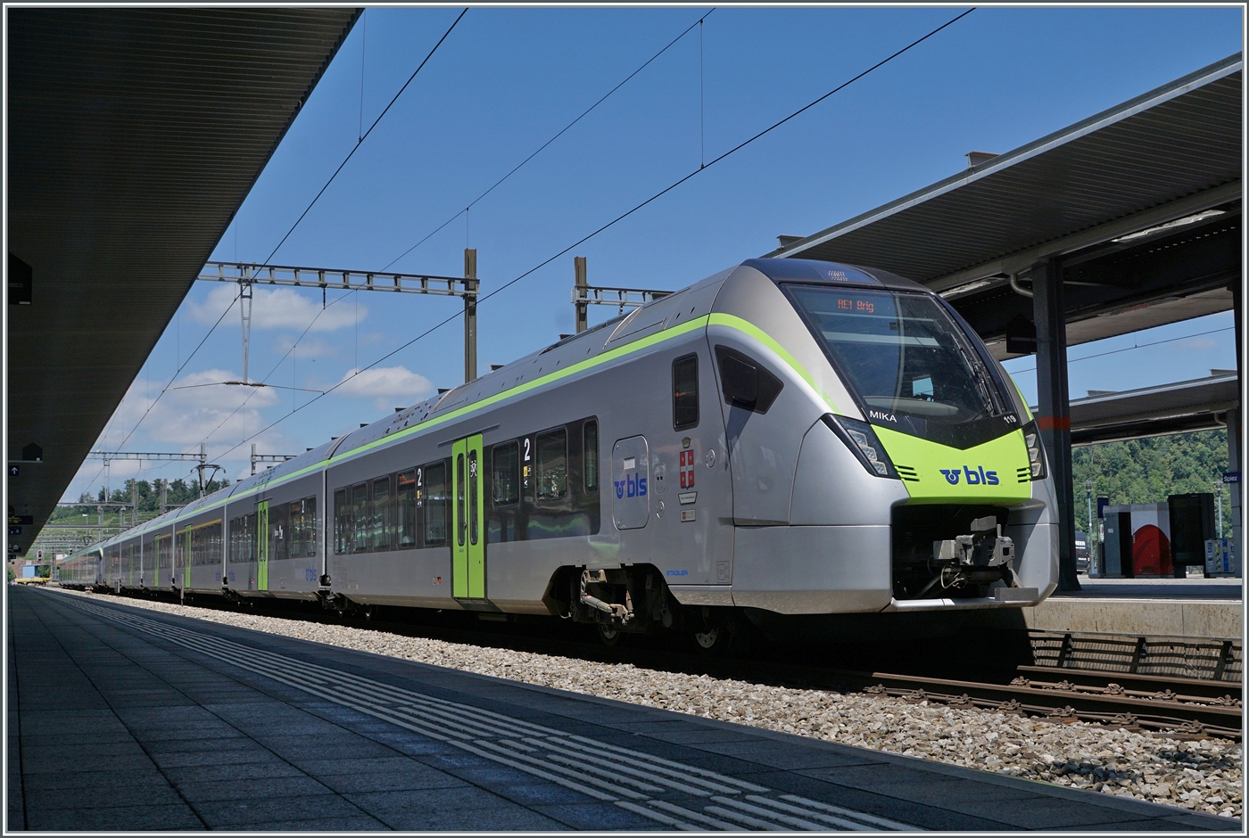 Der BLS RABe 528 119  Città di Domodossola  auf dem Weg von Bern nach Brig beim Halt (und flügeln) in Spiez.

23. Juli 2024