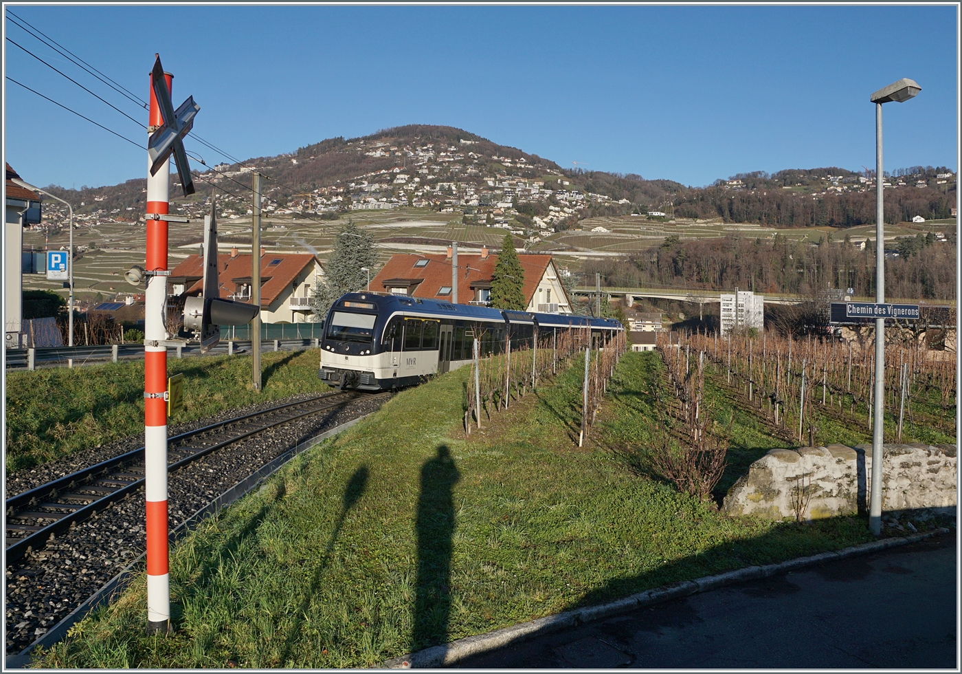 Der CEB MVR ABeh 2/6  Blonay  kurz nach dem Verlassen der neuen Haltestelle Vevey Vignerons, rechts im Bild das Strassennamensschild  chemin des Vignerons , wobei sich die H�user immer weiter in die Rebberge hinein fressen.

7. Januar 2023