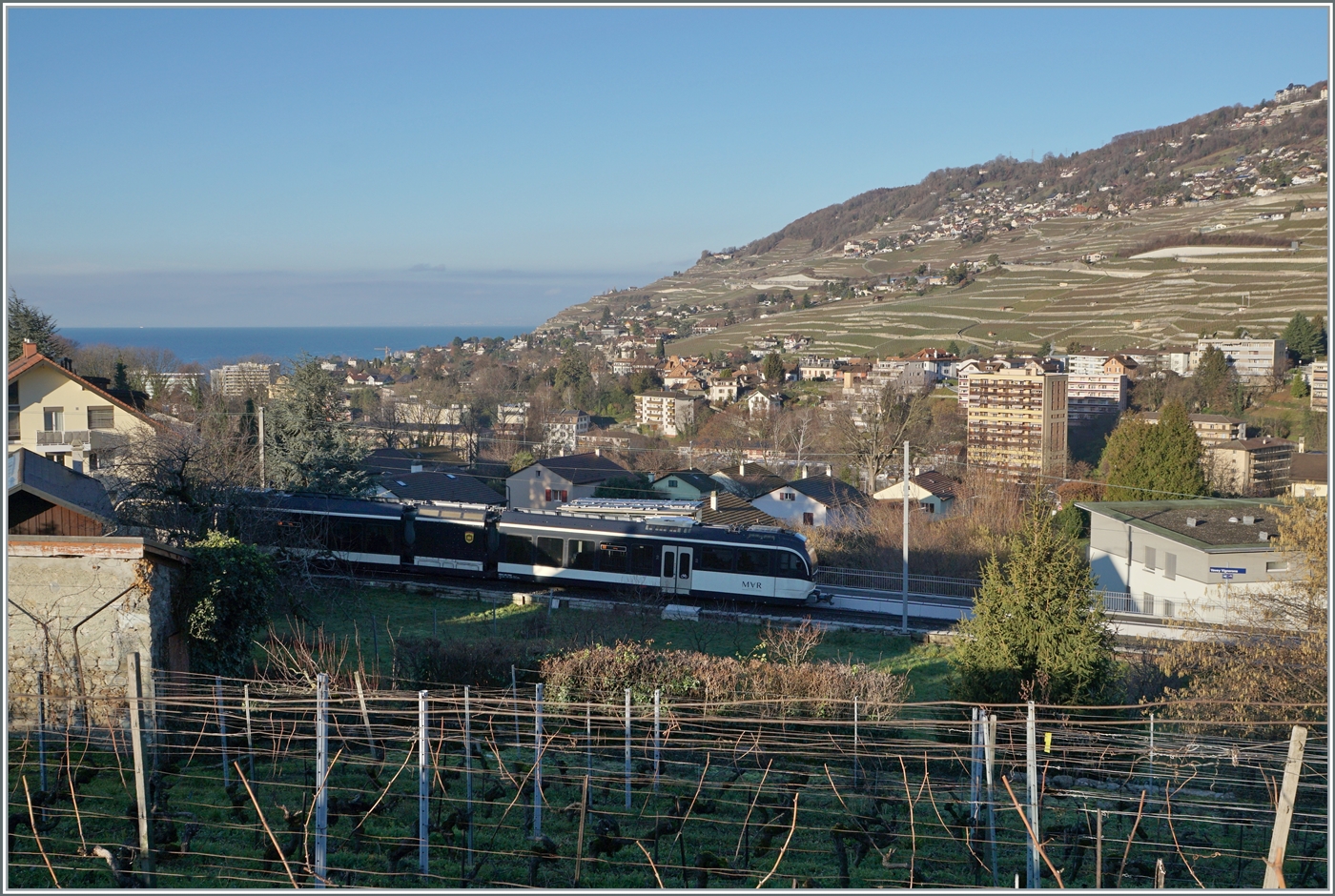 Der CEB MVR ABeh 2/6 7502  Blonay  beim Halt an der neuen Haltestelle Vevey Vignerons, welche Clies und Gilamont abl�st und gegen den leider nicht erfolgreichen, aber kr�ftigen Widerstand der Anwohner mit etlicher Versp�tung realisiert wurde. Immerhin bietet die neue Haltestelle einen sch�nen Ausblick. 

7. Januar 2023