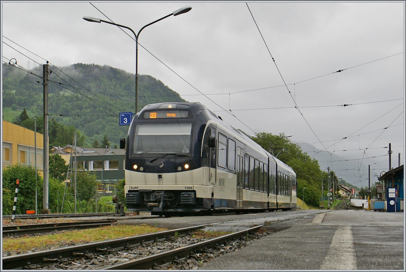 Der CEV MVR ABeh 2/6 7508 wartet in Blonay auf die Abfahrt nach Vevey.

31. Mai 2024
