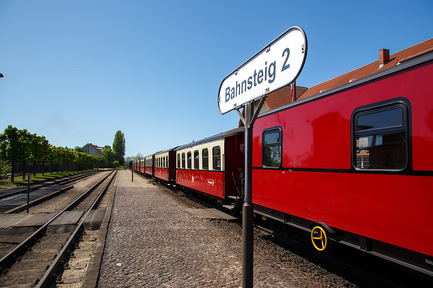 Der Dampfzug der Mecklenburgischen B�derbahn Molli hat am 15 Mai 2022 gef�hrt von der MBB 99 2322-8 den Zielbahnhof K�hlungsborn-West erreicht.