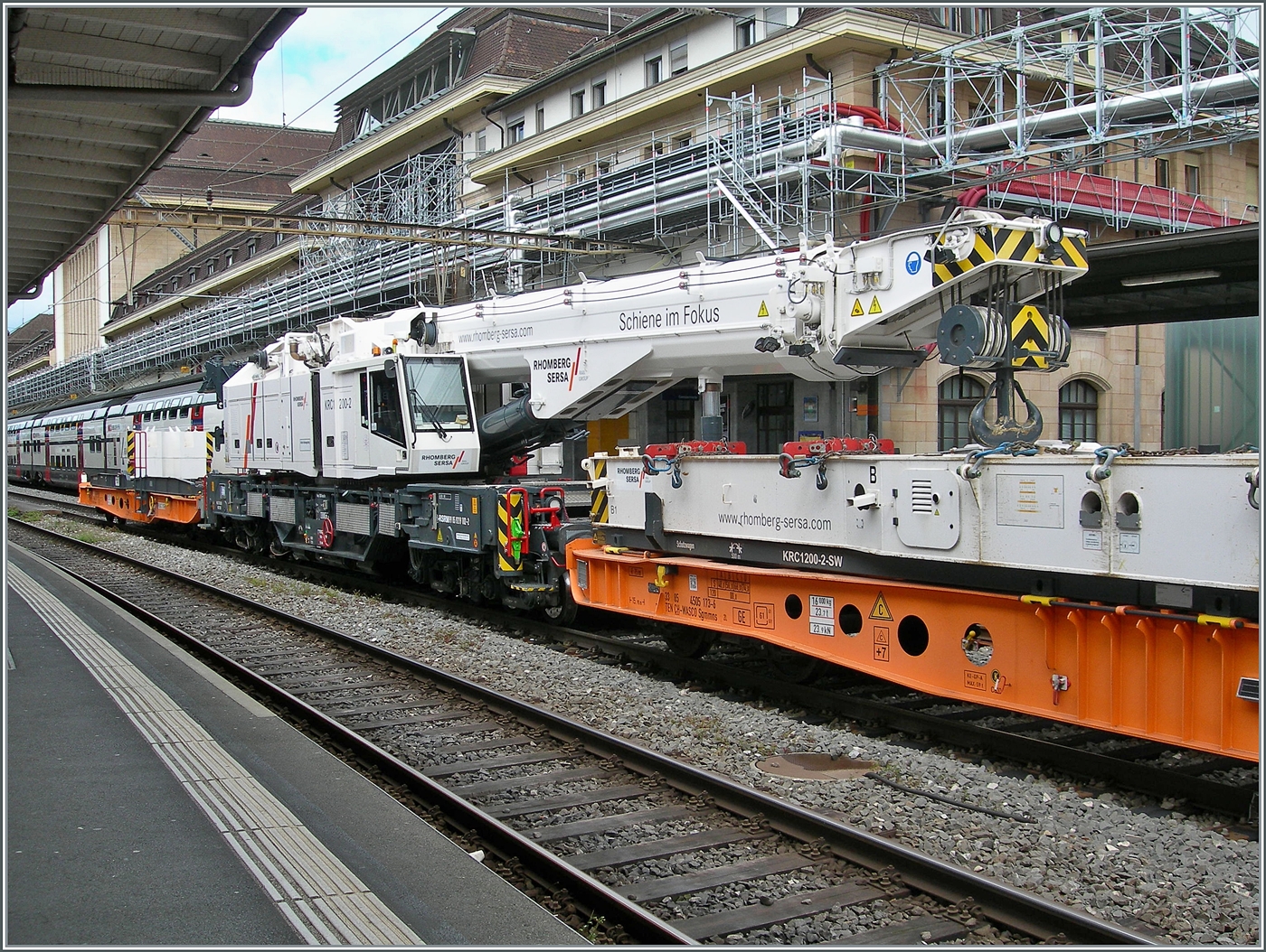 Der dem mächtigen Rhomberg Sersa KRC 1200 Kranwagen (CH RSRM99 85 9219 102-2) etwa aus der Nähe betrachtet. 

24. April 2025