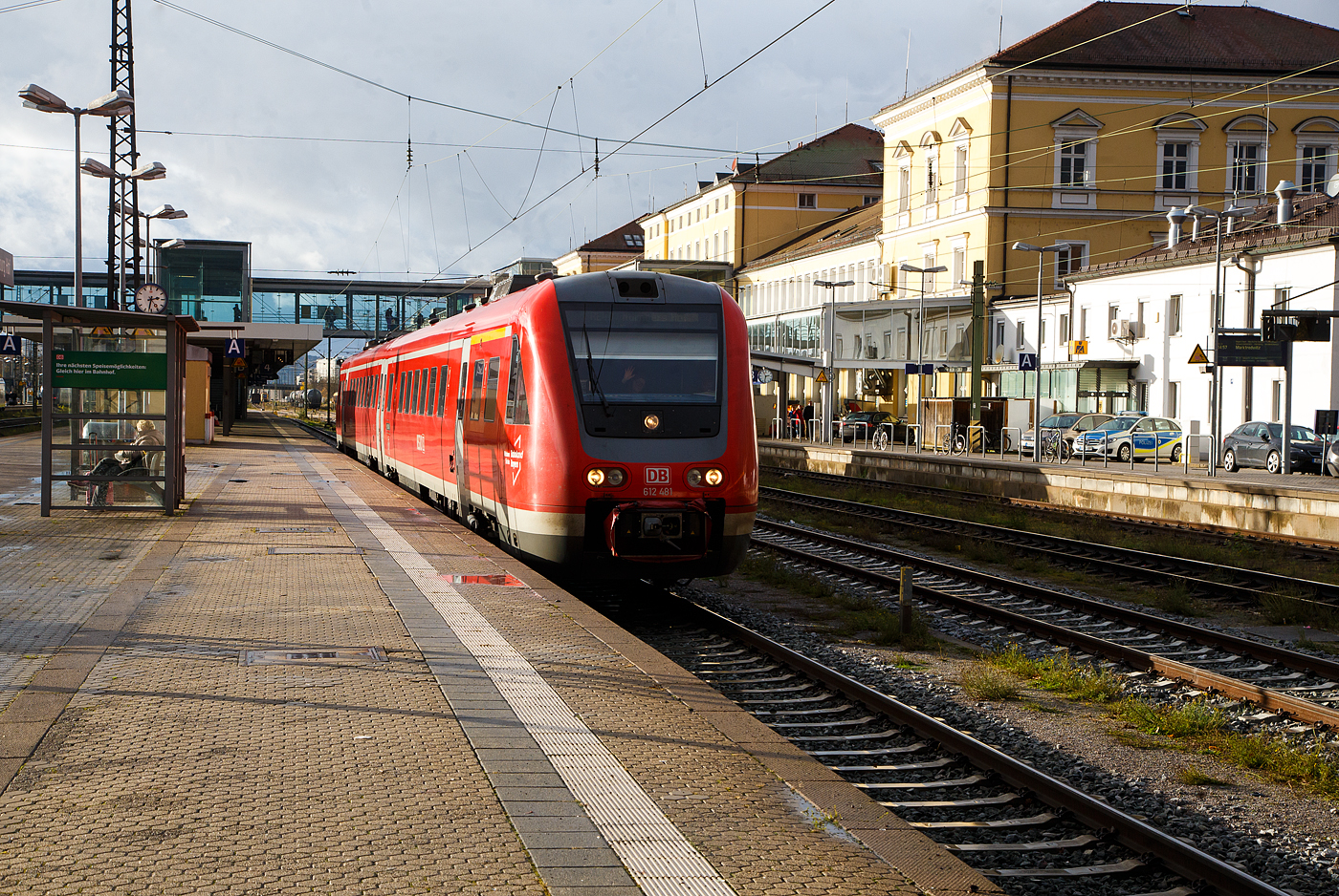 Der Dieseltriebwagen mit Neigetechnik 612 481 / 612 981, ein Bombardier  RegioSwinger  der DB Regio Bayern, verl�sst am 24.11.2022, als RE 40 nach N�rnberg Hbf, den Hauptbahnhof Regensburg.

Nochmal einen lieben Gru� an den netten gr��enden Tf zur�ck
