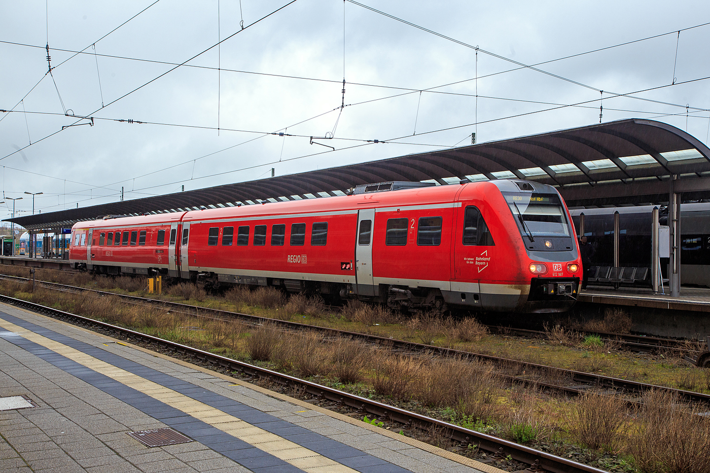 Der Dieseltriebwagen mit Neigetechnik 612 987 / 612 487 (95 80 0612 987-7 D-DB / 95 80 0612 487-8 D-DB), ein Bombardier  RegioSwinger  der DB Regio Bayern, hat als RE 30 (N�rnberg – Pegnitz – Bayreuth – Hof) am 17.04.2023 seinen Zielbahnhof den Hbf Hof erreicht.

Der Triebzug wurde 2003 von Bombardier unter den Fabriknummern 24183 und 24184 gebaut.
