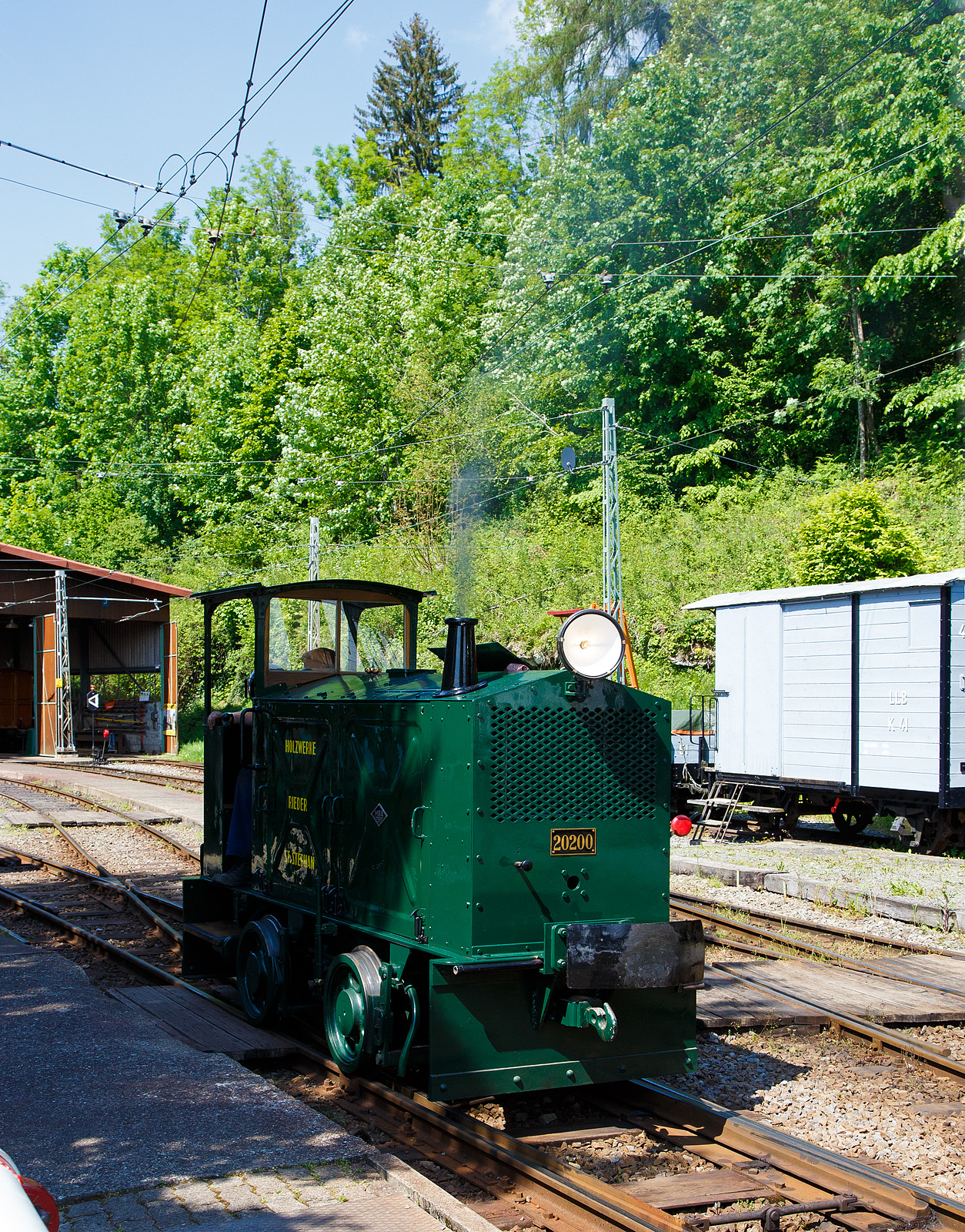 Der doch recht kleine ex MOB Schienentraktor Tm 2/2 Nr. 1, ex Holzwerk Rieder, der Museumsbahn Blonay-Chamby hat am 27 Mai 2023 im Museumsareal in Chaulin die Rangierarbeit erledigt nun geht es wieder zur�ck in die Bereitstellung.