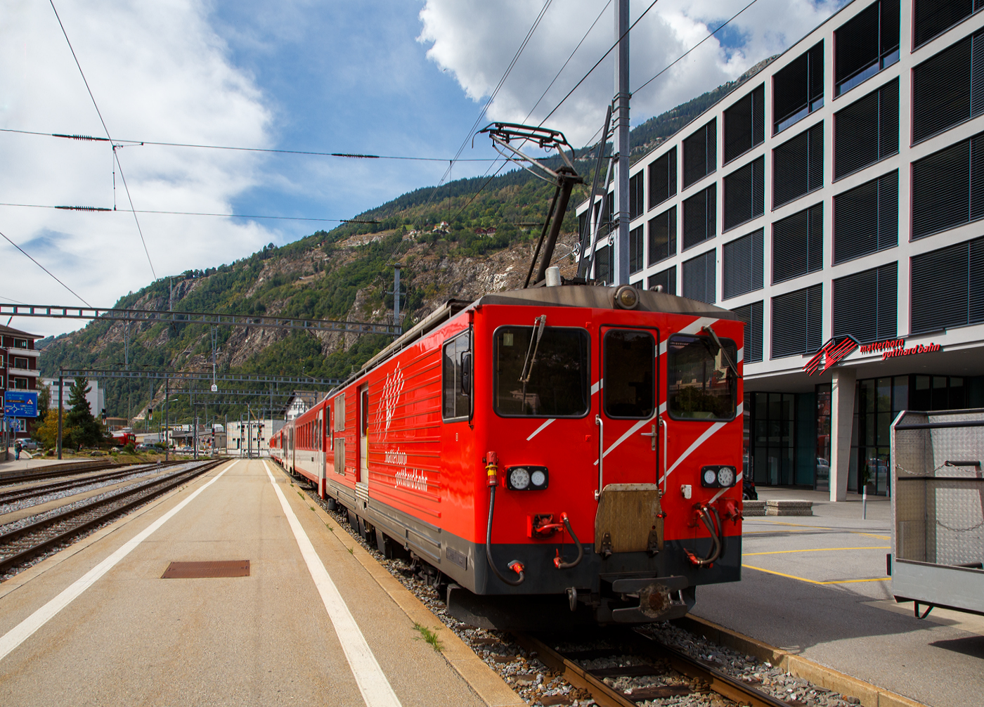 Der ex FO heutige MGB Gepäcktriebwagen Deh 4/4 II - 92  Realp  hat unseren MGB Regio-Zug R43 (Furka-Oberalp-Bahn) am 07 September 2021 von Andermatt nach Brig gestoßen/geschoben, nun sind wir in Big ausgestiegen und er stößt seinen Zug nun weiter in Richtung seinem Ziel Visp.