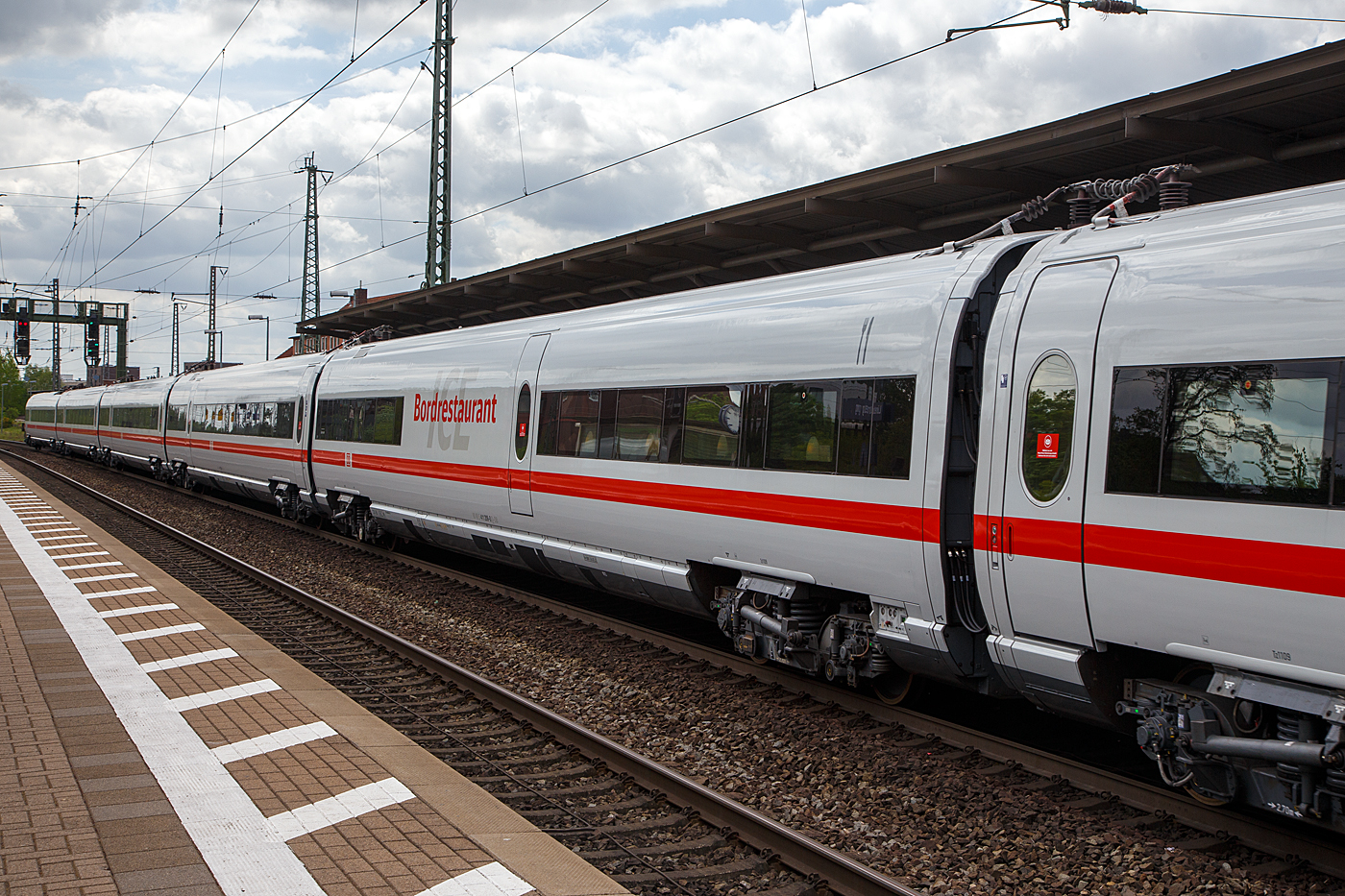 Der Fahrmotorwagen mit Bordrestaurant, 93 80 5 411 209-0 D-DB, der Gattung WRmz, des 7-teilige ICE T - Tz 1109 „G�strow“ der DB Fernverkehr AG am 14 Mai 2022 im Bahnhof L�neburg.