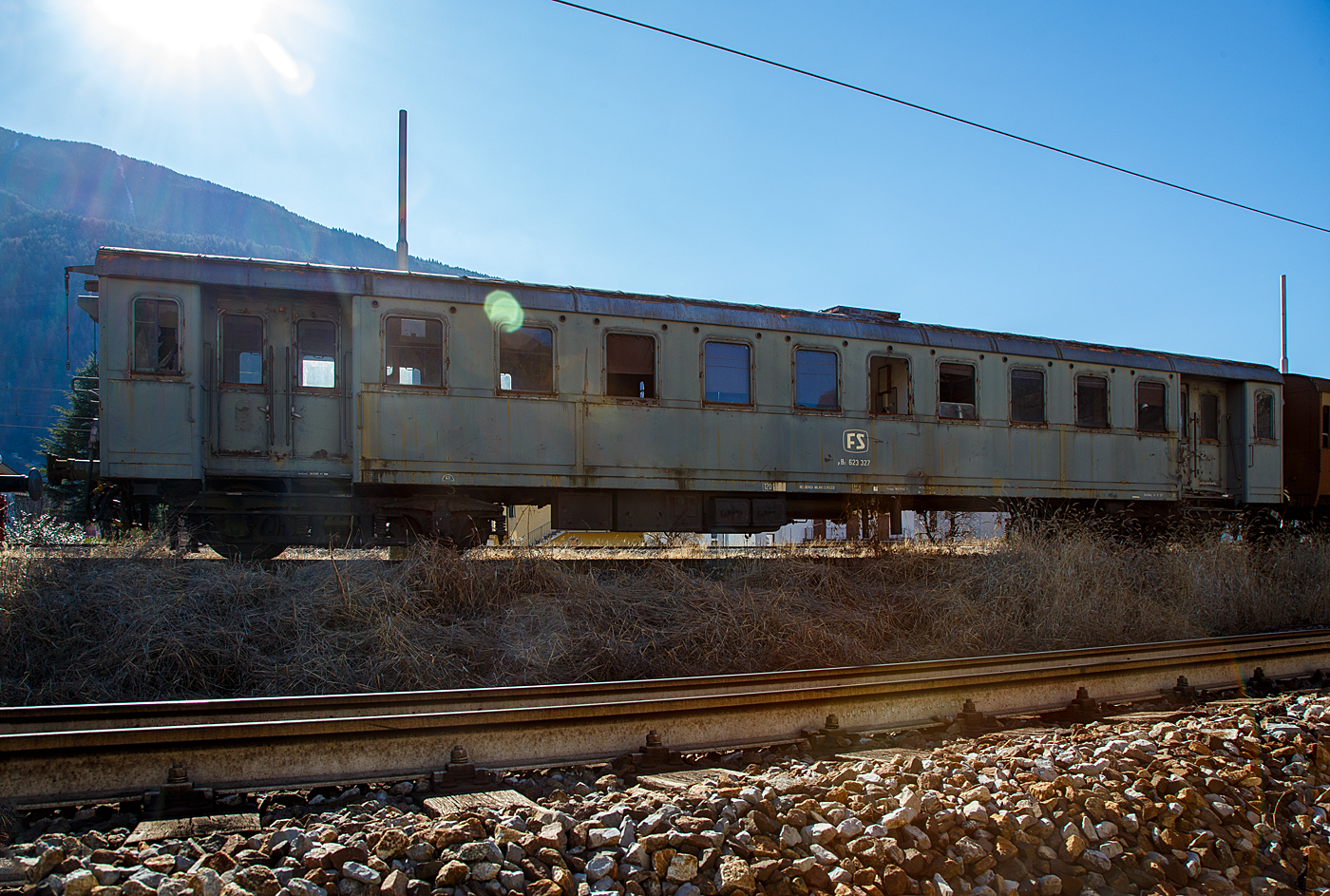 Der FS pBz 623 327 ein Steuerwagen zu den Triebwagen der Baureihen E.623 (Automotrice elettrica E.623 - Rimorchi pBz 623) abgestellt am 19 Februar 2017 in Tirano, leider hier im Gegenlicht. Hätte ich damals gewusst was ich hier aufgenommen habe, so wäre ich am Nachmittag nochmal dort hingegangen. 

Die schweren Elektrotriebwagen E.623 der italienischen Ferrovie dello Stato (FS) waren Elektrotriebwagen, die anfangs der 1950er Jahre aus den für die Ferrovie Varesine gebauten Triebwagen der Baureihen E.10 und E.60 umgebaut wurden. Auch die zugehörigen Steuerwagen (eCiz 300-342)
wurden zu pBz 623 327 – 342 umgebaut, die 3. Wagenklasse wurde dabei in die 2. Wagenklasse geändert. 

Die ursprünglich für den Betrieb mit 650 V Gleichstrom aus der Stromschiene gebauten Fahrzeuge erhielten die Triebwagen nun zwei Scherenstromabnehmer auf dem Dach für Stromaufnahme aus der Oberleitung, zudem angepasste elektrische Ausrüstung, damit sie auf den nun mit 3 kV-Fahrleitung elektrifizierten Strecken verkehren konnten. Durch den Umbau vergrößerte sich auch das Einsatzgebiet der Varesine genannten Triebwagen. Sie verkehrten außerhalb ihrer Stammstrecke auch von Mailand nach Domodossola, Bergamo und Novara, sowie auf der Strecke von Novara nach Alessandria. Weiter wurden von Novara aus auch Luino und Arona, sowie auf der Strecke Seregno–Carnate mit Varesine bedient. Zwei Triebwagen sind im historischen Fahrzeugpark der FS-Stiftung erhalten.

TECHNISCHE DATEN (Steuerwagen pBz):
Ur-Baujahre: 1931 bis 1932
Hersteller: Breda - CGE
Spurweite: 	1.435 mm (Normalspur)
Achsformel: 2'2' 
Länge über Puffer: 21.050 mm 
Drehzapfenabstand:  14.200 mm
Achsabstand im Drehgestell: 2.500 mm
Laufraddurchmesser: 1.010 mm (neu)
Eigengewicht: 41 t
Höchstgeschwindigkeit: 120 km/h (ursprünglich 110 km/h)
Sitzplätze: 70 (in der 2. Klasse)
Bremse: Freno WU-P
