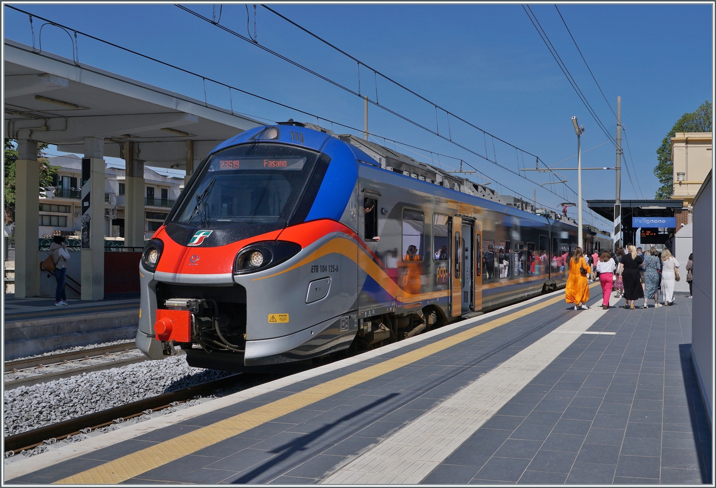 Der FS Treniatlia ETR 104 125 als R 23521 von Barletta (ab 8:57) nach Fasano (10:50) hat unser Ziel Poligano a Mare erreicht, wo nicht nur wir aussteigen.

22. April 2023