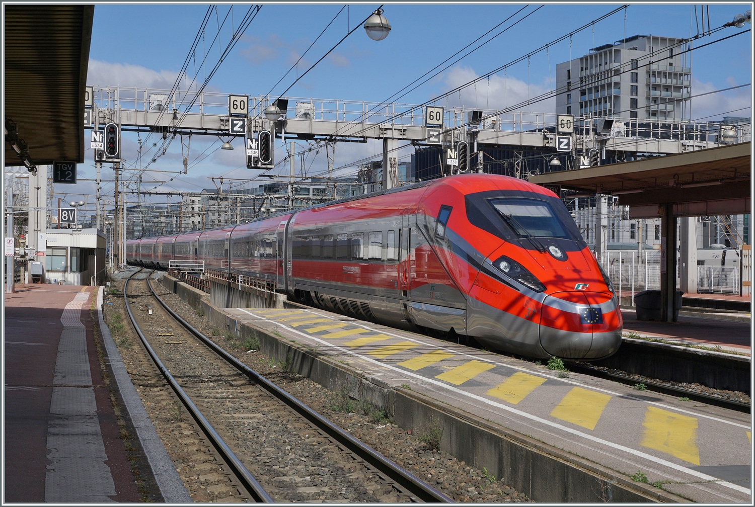 Der FS Trenitalia ETR 400 031 verlässt als Frecciarossa 6654 von Lyon Perrache nach Paris Gare de Lyon den Bahnhof von Lyon Part Dieu. 

13. März 2024