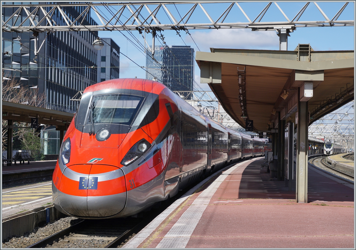 Der FS Trenitalia ETR 400 031 ist als FR 6654 von Lyon Perrache (ab 13.11) in Lyon Part Dieu (13:19) angekommen und wird nach einem kleineren Aufenthalt (ab 13.34) ohne Halt nach Paris Gare de Lyon (an 15:30) weiterfahren. 
Zur Zeit betreibt FS Trenitalia fünf Zugspaare Paris - Lyon  wovon eines zeitweise bis Chambéry Chales-des-Eaux verlängert wird. Die Strecke via Mont Cenis hingegen bleibt weiterhin gesperrt und somit verkehren auch keine Züge nach Milano.

13. März 2024