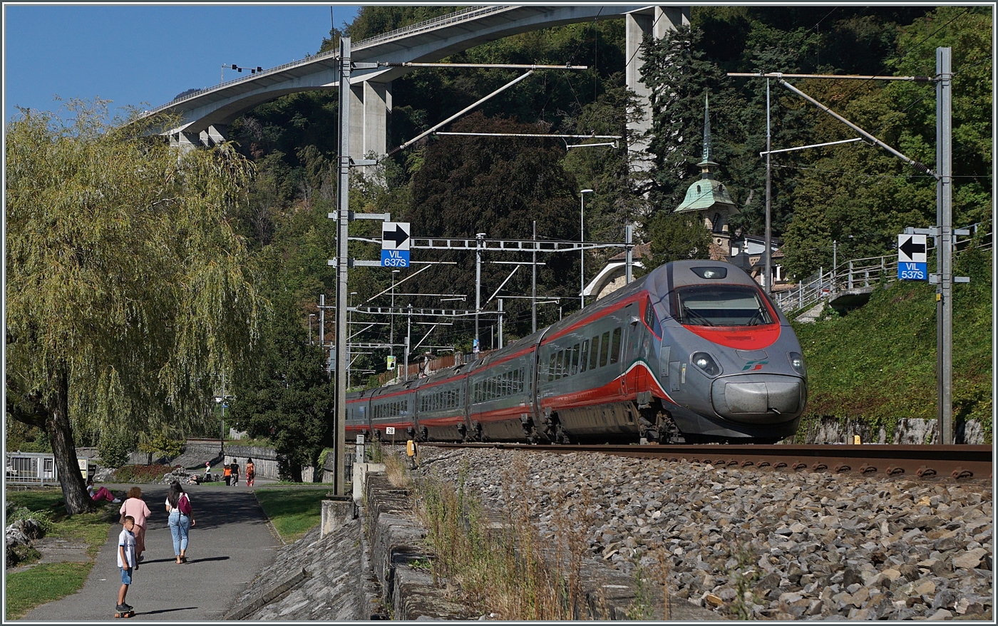 Der FS Trenitalia ETR 610 012 ist kurz vor Villeneuve als EC 39 auf dem Weg nach Milano Centrale.

27. Sept. 2023