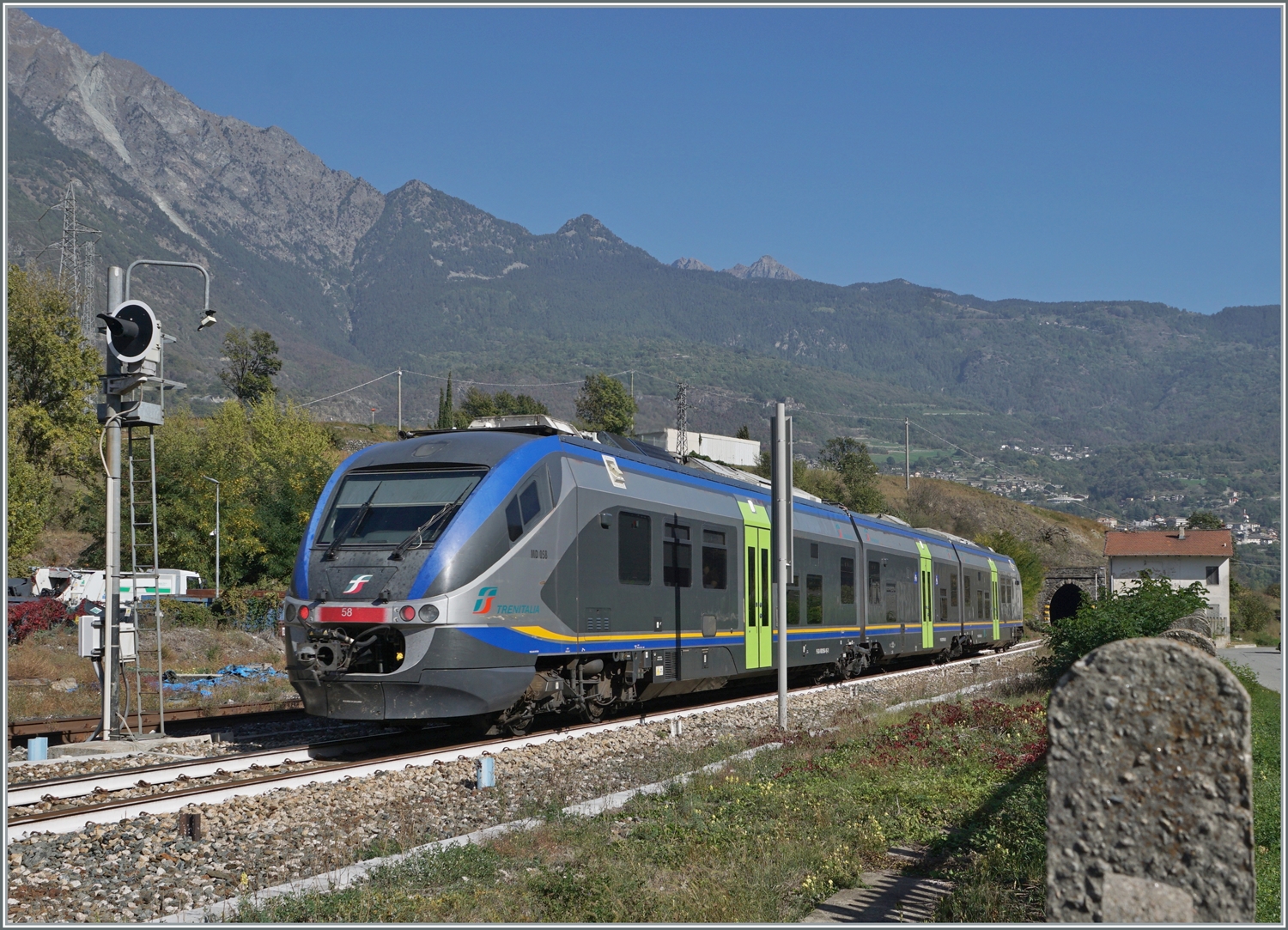 Der FS Trenitalia MD 501 058 verlässt als Regionale 11830 von Aosta nach Ivrea den Banhofvon Châtillon Saint Vincent.

11. Okt. 2023