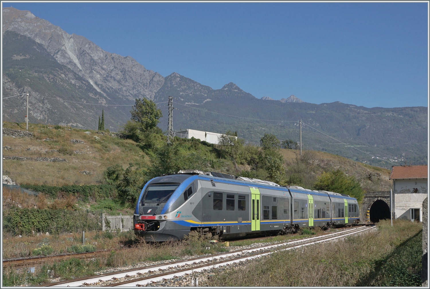 Der FS Trenitalia MD 501 051 erreicht als Regionale 11829 von Ivrea nach Aosta den Bahnhof von Châtillon Saint Vincent. 

11. Okt. 2023