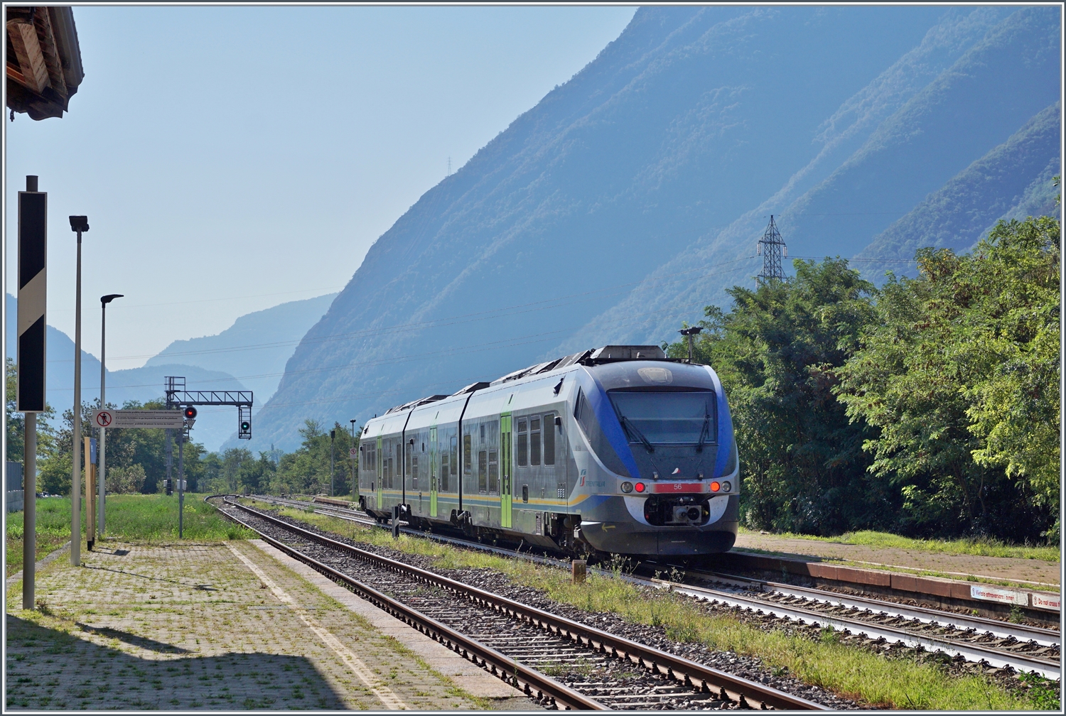 Der FS Trenitalia MD ALn 502 056  Minutto  (95 83 4502 056-3 I-TI) verlässt als Regionalzug von Aosta nach Ivrea den Bahnhof von Verres.
Leider wurden dann die Kürze zu erwartenden RV VdA Züge mit beträchtlichen Verspätenung bzw. gar als Ausfall angezeigt so dass wir unseren Weg in Richtung Mittelmeer fortsetzen mit der Idee ein anders Mal wieder hierher zu kommen. 

11. September 2023