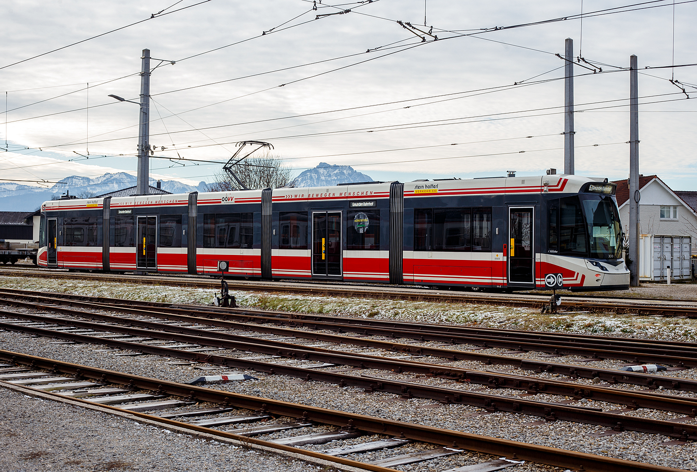Der fünfteilige Meterspur-Straßenbahn-Triebwagen StH ET 127 der Stern & Hafferl Verkehrsgesellschaft m.b.H. steht am 14 Januar 2025 im Bahnhof Vorchdorf-Eggenberg zur Abfahrt als Linie 161 nach Gmunden Bahnhof bereit. Es ist ein fünfteiliger STADLER Zweirichtungs-Multigelenk-Stadtbahnwagen in Niederflur-Bauweise vom Typ Tramlink V3 der neuesten Generation (Tramlink 2.0).

Der ET 127 wurde 2016 noch von Vossloh Kiepe im spanischen Werk in Valencia gebaut, die später produzierten Triebwagen wurden dann nach der Übernahme durch STADLER von Stadler Rail Valencia gebaut und geliefert.

Der Tramlink ist eine Produktgruppe drei-, fünf- und siebenteiliger Straßenbahn-Fahrzeuge des Herstellers Stadler Rail Valencia meist in Multigelenkbauweise. Auf den Markt gebracht wurde der Tramlink noch von der Firma Vossloh, welche die Fertigung von Schienenfahrzeugen im spanischen Valencia 2016 an Stadler Rail verkaufte.

Die Tramlink der Stern & Hafferl:
Nach Probefahrten mit einem Siemens Combino der Straßenbahn Nordhausen und einem längeren mietweisen Regeleinsatz von Bombardier Cityrunnern der Innsbrucker Verkehrsbetriebe bestellte Stern & Hafferl im Rahmen einer Ausschreibung im Januar 2014 bei Vossloh Kiepe elf Zweirichtungsfahrzeuge des Typs Tramlink V3 für den Einsatz auf der Traunseebahn und der Attersseebahn (ex Attergaubahn). Produziert wurden sie im spanischen Werk von Vossloh Kiepe bzw. ab Mitte 2016 Stadler Rail in Valencia. Damit die Triebzüge auf der Traunseebahn und der Straßenbahn Gmunden verkehren können, sind sie nach Eisenbahngesetz und Straßenbahnverordnung zugelassen. Mit der Auslieferung wurde im Dezember 2015 begonnen. Seit März 2016 werden die Wagen planmäßig auf der Traunseebahn eingesetzt. Am 1. September 2018 wurde die Traunseebahn mit der Straßenbahn Gmunden zur Traunseetram verbunden und mit Tramlink-Zügen von Stern & Hafferl betrieben.

Der Tramlink 2.0 bietet zusätzlich zu den Produktvorteilen des Vorgängermodells ein neues modulares Innendesign mit vielen neuen Materialien, einer großzügigeren Innenraumaufteilung sowie neuen wartungsfreundlichen Funktionen und stellt damit eine echte Wert- und Qualitätssteigerung für die Tramlink-Produktfamilie dar. Die Zweirichtungsfahrzeuge in Meterspur verfügen über große, helle und barrierefreie Fahrgasträume mit breiten Gängen, einer durchgängigen Niederflur-Bauweise, mehreren Mehrzweckbereichen, einer niedrigen Einstiegshöhe sowie breiten Türen, die den Einstieg erleichtern. Sie garantieren eine sichere, ruhige und komfortable Fahrt. Das kann ich nur bestätigen, man reist sehr angenehm in ihnen. 

Technische Merkmale:
Technologie
– Multigelenk-Stadtbahnwagen
– Zweirichtungsfahrzeug
– Leichtbaukonstruktion aus hochfestem Edelstahl (Duplex)
– Innovatives Drehgestell Konzept mit Achsen für max. Sitzplatzkapazitätskomfort
– Barrierefrei, durchgehend Niederflur-Bauweise
– Helle, freundliche Fahrgasträume, die individuellen Gestaltungsspielraum bieten; HPL-Verkleidungen in Holzoptik
– 2 Einfachtüren und 2 Doppeltüren auf jeder Seite
– Klimatisierte Fahrgasträume und klimatisierter Führerstand
– Mehrzweckbereiche mit zwei Rollstuhlplätzen
– Modernes Fahrgastinformationssystem und Videoüberwachung mit 29“-TFT Panoramabildschirmen

Personal:
– Ergonomisch gestalteter Führerstand mit sehr guter Sicht für den Stadtverkehr Zuverlässigkeit / Verfügbarkeit / Wartbarkeit / Sicherheit
– Gesamtkonstruktion entspricht EN 12663 P-IV und Crash-Norm EN 15227 C-IC und C-III
– Brandschutz: nach EN 45545/DIN 5510
– Gleitschutz (WSP

TECHNISCHE DATEN:
Kunde: Stern & Hafferl Verkehrsgesellschaft, Oberösterreich
Bestand: 11 Fahrzeuge
Fahrzeugart: Zweirichtungs-Multigelenk-Stadtbahnwagen in NF-Bauweise
Inbetriebsetzung: ab 2016
Spurweite: 1.000 mm (Meterspur)
Achsanordnung: Bo’2’Bo’
Fahrzeuglänge: 32.000 mm
Fahrzeugbreite: 2.400 mm
Fahrzeughöhe (Stromabnehmer eingeklappt): 3.560 mm
Einstiegshöhe: 290 mm
Raddurchmesser: 600 mm (neu) /520 mm (abgenutzt)
Stromversorgung 600/750 V DC
Sitzplätze: 75
Stehplätze (4 Pers./m² ): 100
Türen: 2 Einfach- und 2 Doppeltüren pro Seite
Min. Kurvenradius:b 17 m
Antriebsleistung: 4 × 105 kW = 420 kW
Höchstgeschwindigkeit: 70 km/h
