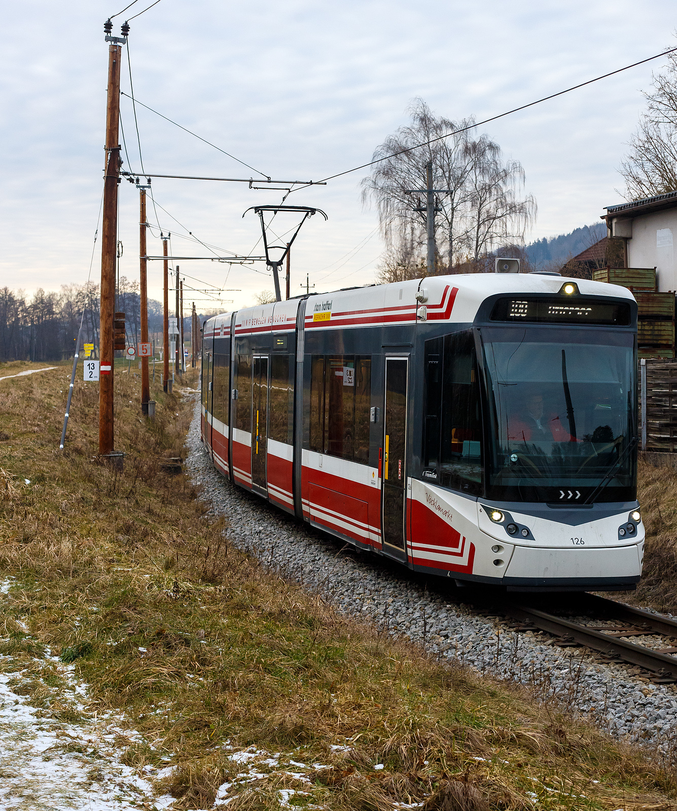 Der fünfteilige Meterspur-Straßenbahn-Triebwagen StH ET 126  Vöcklamarkt , ein fünfteiliger STADLER (ex Vossloh) Zweirichtungs-Multigelenk-Stadtbahnwagen in Niederflur-Bauweise vom Typ Tramlink V3 der neuesten Generation (Tramlink 2.0), der Stern & Hafferl Verkehrsgesellschaft m.b.H., erreicht am 14 Januar 2025 als Linie 180 von Vöcklamarkt kommend den Ziel- und Endbahnhof Attersee am Attersee.

Der ET 126 wurde 2016 noch von Vossloh Kiepe im spanischen Werk in Valencia gebaut, die später produzierten Triebwagen wurden dann nach der Übernahme durch STADLER von Stadler Rail Valencia gebaut und geliefert.

Die Lokalbahn Vöcklamarkt–Attersee, auch Atterseebahn (vor 2019 Attergaubahn) genannt, ist eine meterspurige elektrische Lokalbahn in Oberösterreich. Sie verkehrt zwischen den Orten Attersee am gleichnamigen Attersee und Vöcklamarkt an der Westbahnstrecke Wien–Linz–Salzburg.

Die Bahn wurde am 14. Jänner 1913 eröffnet. Die Lokalbahn Vöcklamarkt-Attersee AG befindet sich zu 75,9 Prozent im Besitz der Stern & Hafferl Verkehrsgesellschaft m.b.H. und zu 10,5 Prozent im Besitz des Landes Oberösterreich (OÖ Verkehrsholding), sowie anderen Anteilseignern. Insgesamt ist sie 13,4 Kilometer lang, eine maximale Neigung: von 47 ‰ und wird mit 750 Volt Gleichspannung betrieben. Da die Strecke die ÖBB-Westbahn mit dem Attersee verbindet, hat sie große Bedeutung für den Fremdenverkehr der Region.