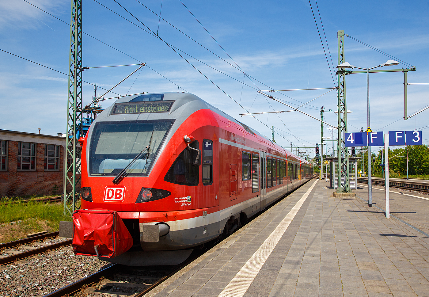 Der f�nfteilige Stadler FLIRT 429 028-4 / 429 528-3 „Hansestadt Stralsund“ der DB Regio Nordost hatte am 16 Mai 2022, als RB 18 Bad Kleine - Schwerin Hbf, den Zielbahnhof Schwerin Hbf erreicht, nun f�hrt er in die Abstellgruppe. 

Der FLIRT wurde 2007 von Stadler Pankow GmbH in Berlin unter den Fabriknummern 37959 bis 37963 gebaut und an die DB Regio Nordost geliefert. Bereits ab Januar 2023 wurde er in Rostock abgestellt und seit dem 25.04.2023 ist er im SSM Mukran (R�gen) abgestellt. Die Abk�rzung SSM steht f�r Stillstandsmanagement. Die umfangreichen Gleisanlagen in Mukran werden von der DB AG zum Abstellen von alten und nicht mehr ben�tigten Rollmaterial genutzt.