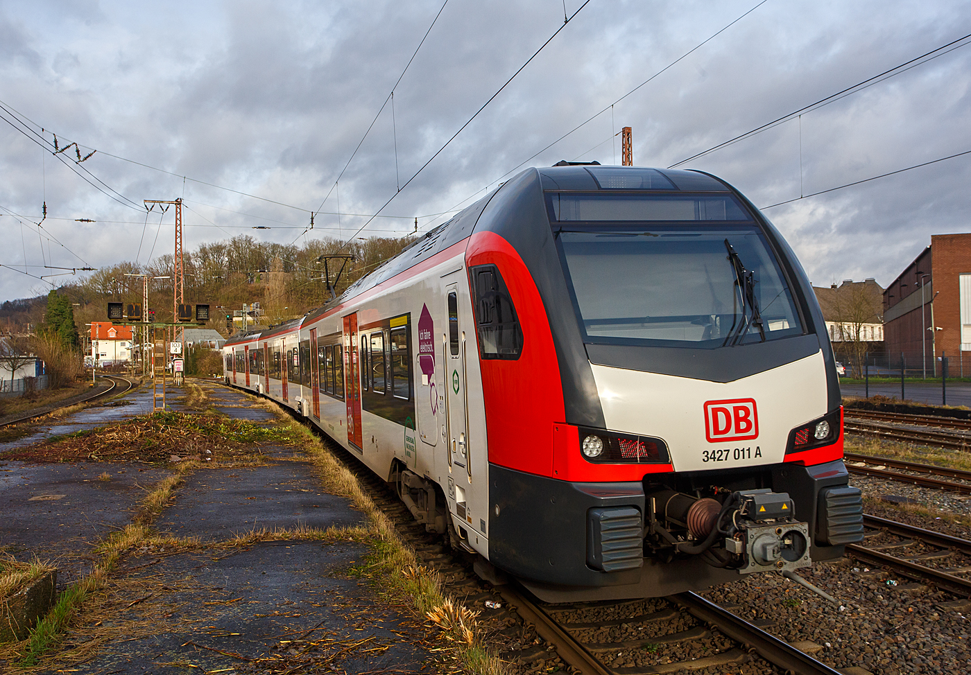 Der f�r die DB Regio NRW fahrende dreiteilige Stadler FLIRT 3 XL 3427 011 (94 80 3427 011-6 D-STAP / 94 80 3827 011-2 D-STAP / 94 80 3427 511-5 D-STAP) der ZV VRR Eigenbetrieb Fahrzeuge und Infrastruktur, verl�sst am 30 Dezember 2023, als RE 34 „Dortmund-Siegerland-Express“ (Siegen - Letmathe - Dortmund), den Bahnhof Siegen-Weidenau.

Ich finde dieses Bild ist auch passend um Tsch�ss f�r 2023 bis 2024 zusagen!
Allen w�nsche ich nochmals einen guten Rutsch und bleibt alle gesund.
