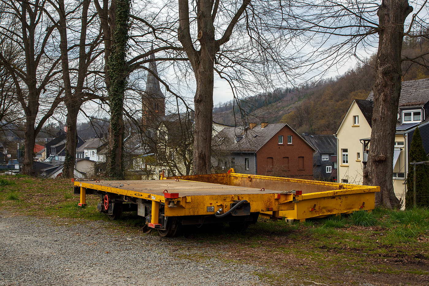 Der Gleiskraftwagenanhänger GKW-A, Kleinwagen-Nr. 34.3.4324 5, der Fa. Andreas Mühlbauer Bau GmbH (München) und die zugehörige Mulde sind am 06.04.2023 beim Bahnhof Herdorf abgestellt.

TECHNISCHE DATEN:
Spurweite: 1.435 mm (Normalspur)
Länge über Kupplung: 5.200 mm
Achsabstand: 2.500 mm
Laufraddurchmesser: 560 mm
Eigengewicht: 3,7 t
Nutzlast: 8 t
Zul. Geschwindigkeit (Hg): 60 km/h