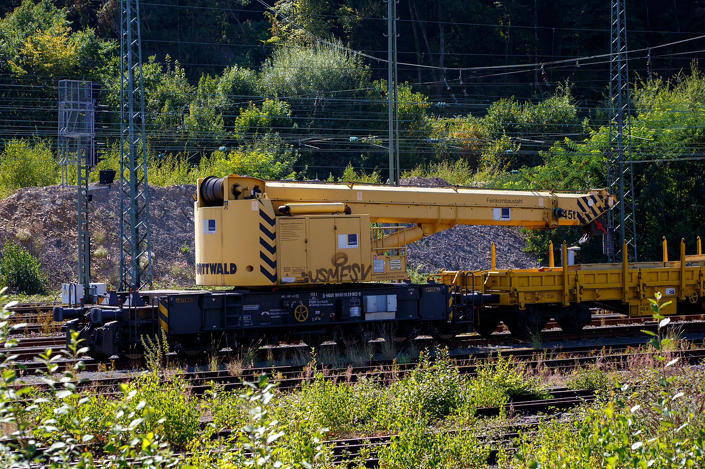 Der GOTTWALD Gleisbauschienenkran GS 40.08 T der HERING Bahnbau GmbH (Burbach), D-HGUI 99 80 9119 002-2, (ex 97 82 41 503 19-9 D-HGUI, ex 97 82 41 503 17-3, ex 60 80 092 3576-3) abgestellt am 26 August 2025 im Rbf Betzdorf/Sieg.

Der Eisenbahndrehkran vom Typ GOTTWALD GS 40.08 T wurde 1987 von Gottwald in Düsseldorf unter der Fabriknummer 146 027 gebaut.

Der Gottwald 45 t GS 40.08 T wird für den Aus- und Einbau von schweren Betonweichen, Gleisjoche und Hilfsbrücken sowie für die Montage von Ingenieurbauwerken eingesetzt. Durch die rückwärtige Ausladung von zwei Metern wird der Zugverkehr im Nachbargleis, bei vier Meter Mindestabstand zum Gleis, nicht gestört.

Vor dem Kran stehen die beiden zugehörigen Schutzwagen der Gattung Res, links der 80 80 3948 001-3 D-HGUI und rechts davor 80 80 394 8 005-4 D-HGUI (ex 60 80 092 3 511-0, ex 33 52 393 7 563-7 D-DB). 