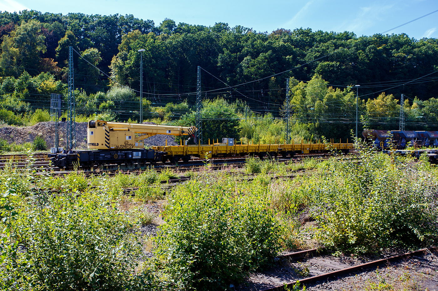 Der GOTTWALD Gleisbauschienenkran GS 40.08 T der HERING Bahnbau GmbH (Burbach), D-HGUI 99 80 9119 002-2, (ex 97 82 41 503 19-9 D-HGUI, ex 97 82 41 503 17-3, ex 60 80 092 3576-3) abgestellt am 26 August 2025 im Rbf Betzdorf/Sieg.

Der Eisenbahndrehkran vom Typ GOTTWALD GS 40.08 T wurde 1987 von Gottwald in Düsseldorf unter der Fabriknummer 146 027 gebaut.

Der Gottwald 45 t GS 40.08 T wird für den Aus- und Einbau von schweren Betonweichen, Gleisjoche und Hilfsbrücken sowie für die Montage von Ingenieurbauwerken eingesetzt. Durch die rückwärtige Ausladung von zwei Metern wird der Zugverkehr im Nachbargleis, bei vier Meter Mindestabstand zum Gleis, nicht gestört.

Vor dem Kran stehen die beiden zugehörigen Schutzwagen der Gattung Res, links der 80 80 3948 001-3 D-HGUI und rechts davor 80 80 394 8 005-4 D-HGUI (ex 60 80 092 3 511-0, ex 33 52 393 7 563-7 D-DB). 