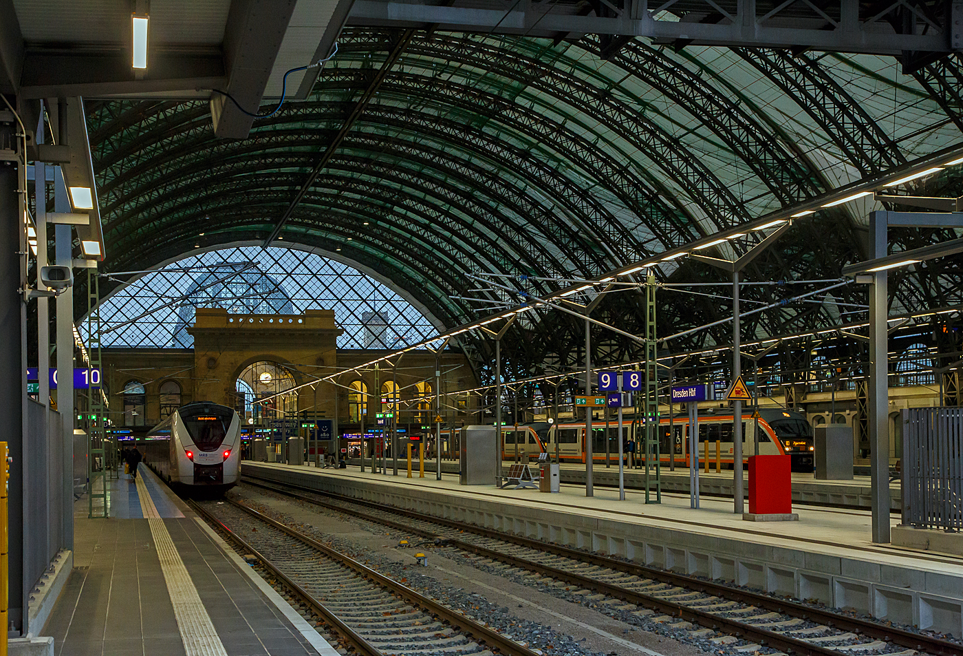Der Hauptbahnhof Dresden am 06.12.2022 in der Mittelhalle.

Links auf Gleis10 steht der f�nfteilige Alstom CORADIA Continental 1440 206 / 1440 706 der Mitteldeutsche Regiobahn (MRB). Eigent�mer ist der Verkehrsverbund Mittelsachsen GmbH (Chemnitz), eingestellt sind die Triebz�ge durch die Bayerische Oberlandbahn GmbH, Holzkirchen (D-BOBy). Die MRB - Mitteldeutschen Regiobahn geh�rt wie die BOB zur franz�sischen Transdev Group.

Rechts auf Gleis 6 stehen zweigekuppelte zweiteilige Dieseltriebz�ge vom Typ Siemens Desiro Classic der BR 642 der trilex (eine Marke der L�nderbahn GmbH), als RE 1 Dresden Hbf – Bischofswerda – Bautzen – G�rlitz (D) – Zgorzelec (PL).  
