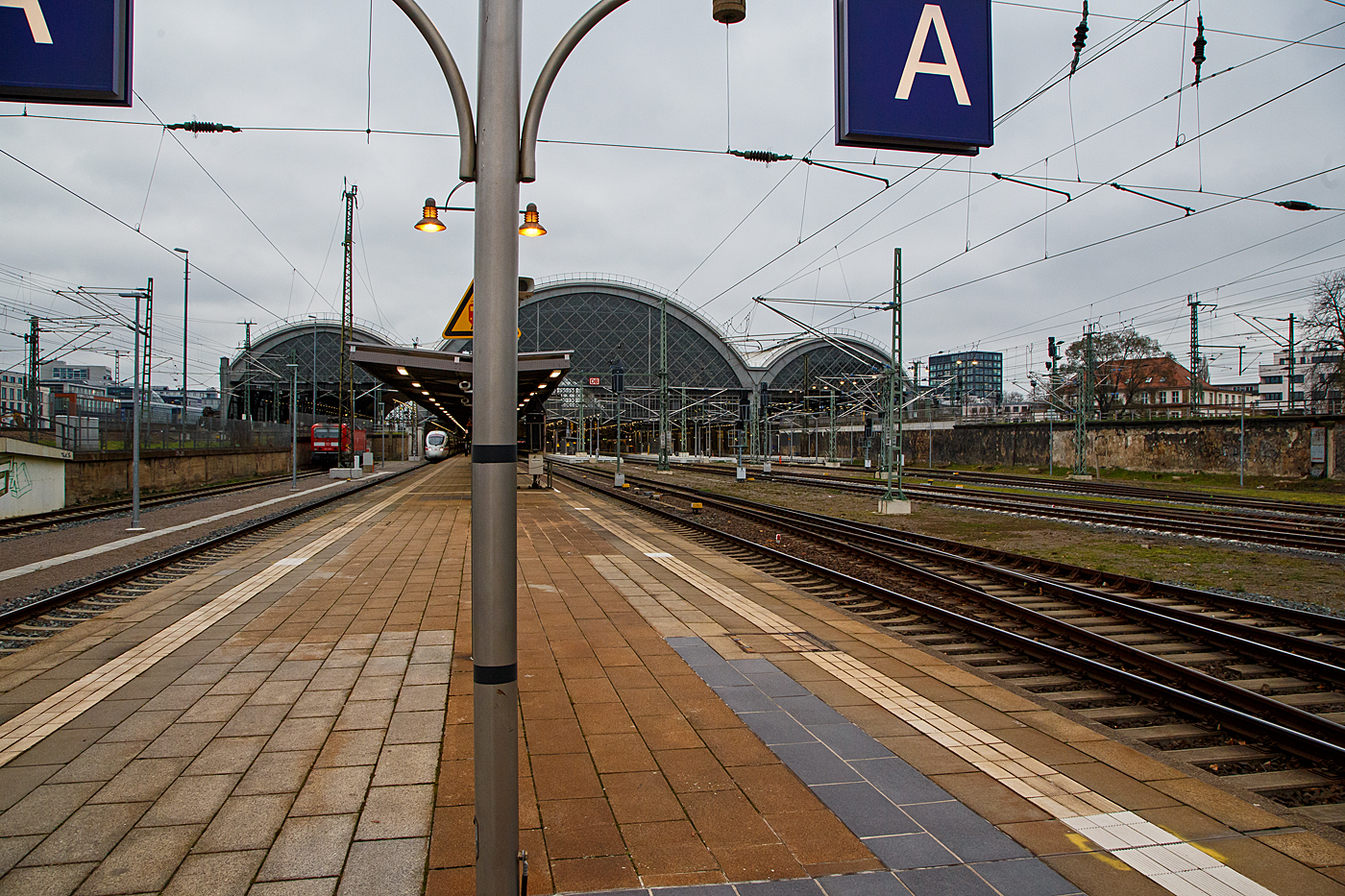 Der Hauptbahnhof Dresden am 06.12.2022, Blick auf die Westseite (Blickrichtung osten) vom Bahnsteig 10/11 (Mittelhalle).

Bahnsteige
Das Mittelschiff bildet heute einen Kopfbahnhof mit sieben Gleisen aus Richtung Nordwesten. Die Bahnsteiggleise des Mittelteils liegen ungef�hr auf Stra�enniveau, alle Durchgangsgleise verlaufen in einer zweiten Ebene 4,50 Meter dar�ber.

Die Nord- und S�dhalle beherbergen je drei durchgehende Bahnsteiggleise, die in s�d�stlicher Richtung �ber das Hallenende hinaus reichen. An den Bahnsteigen 1 und 2 werden diese Abschnitte auch als Bahnsteig 1a und 2a bezeichnet. Der Ostbau besa� urspr�nglich je ein Bahnsteiggleis in Kopflage an seinen �u�eren Seiten. Heute ist jedoch nur noch Gleis 4 in Nutzung. S�dlich der S�dhalle befinden sich seit der Sanierung im neuen Jahrtausend, zwei durchgehende G�terzuggleise.
