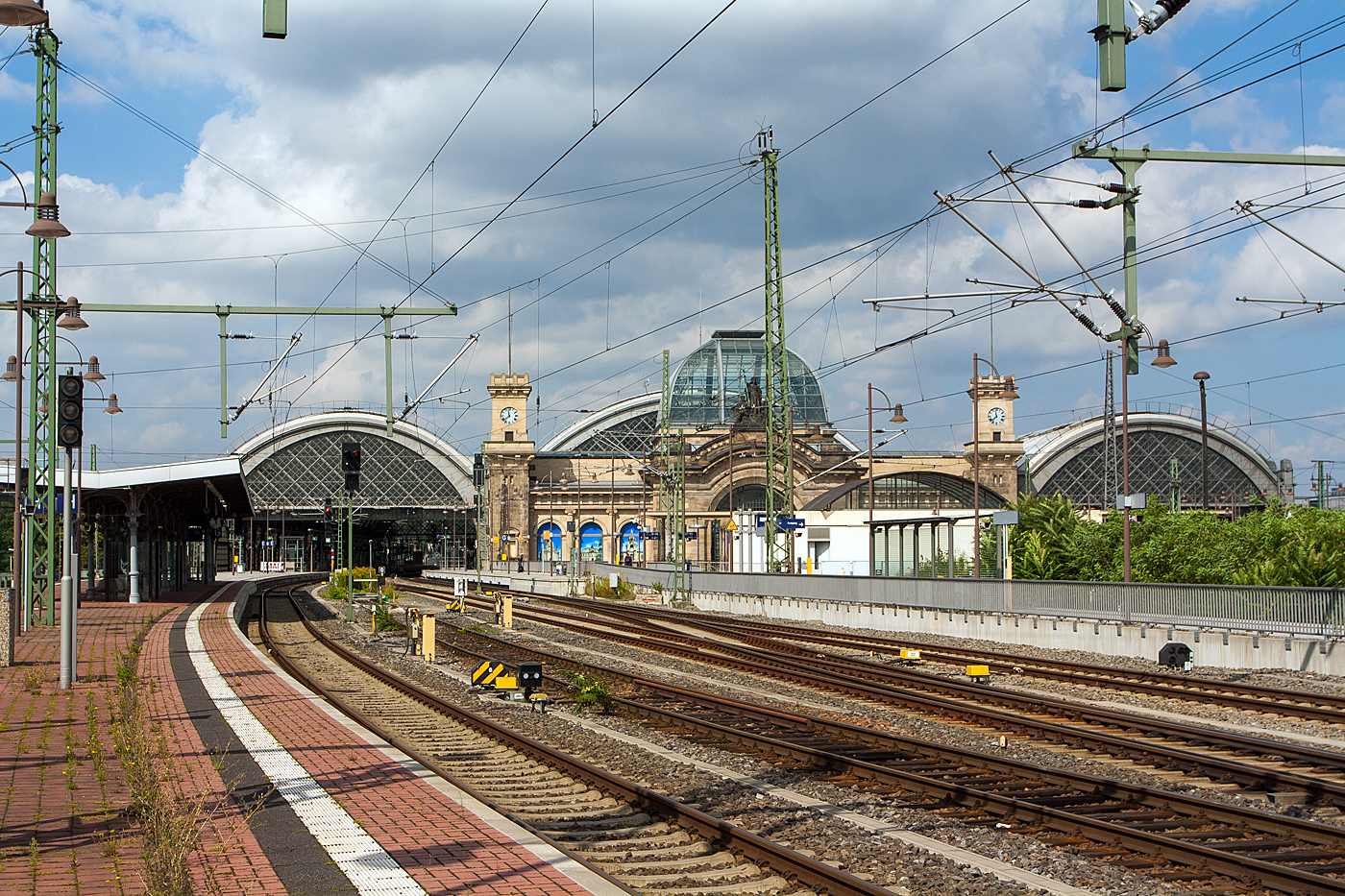 Der Hauptbahnhof Dresden am 27.08.2013, Blick vom Bahnsteig in Richtung Westen.

Dresden Hauptbahnhof ist der größte Personenbahnhof der sächsischen Landeshauptstadt Dresden. Er ersetzte 1898 den Böhmischen Bahnhof der einstigen Sächsisch-Böhmischen Staatseisenbahn und wurde mit seiner repräsentativen Gestaltung als zentraler Bahnhof der Stadt konzipiert. Eine Besonderheit ist die Kombination aus Insel- und Kopfbahnhof in zwei verschiedenen Ebenen. Die Hallen sind mit teflonbeschichteten Glasfaser-Membranen überdacht. Diese transluzente Dachgestaltung lässt seit der umfassenden Sanierung des Bahnhofs zu Beginn des 21. Jahrhunderts mehr Tageslicht als vorher in die Bahnhofshallen fallen.

Der Hauptbahnhof verknüpft im Eisenbahnknoten Dresden die Strecken Dresden-Neustadt–Děčín hl. n. und Dresden–Werdau (Sachsen-Franken-Magistrale) miteinander, die den Verkehr nach Südosten in Richtung Prag, Wien und weiter nach Südosteuropa ermöglichen, sowie nach Südwesten in Richtung Chemnitz weiter nach Nürnberg. 

Der Hauptbahnhof befindet sich südlich der Altstadt in der Seevorstadt; an seiner Südseite grenzt das Schweizer Viertel der Südvorstadt an. Direkt neben dem Bahnhofsgelände befindet sich die Hochschule für Technik und Wirtschaft. Die Bundesstraße 170 unterquert in Nord-Süd-Richtung das Bahnhofsgelände östlich des Empfangsgebäudes.

Nach Norden hin beginnt über den Wiener Platz die Prager Straße, die innerstädtische Einkaufsmeile der Stadt. Der Straßenverkehr am Wiener Platz wird seit den 1990er Jahren durch einen Straßentunnel mit Tiefgarage geleitet, der Platz ist seitdem Fußgängerzone. Im Umfeld entstanden verschiedene größere Büro-, Geschäfts- und Wohngebäude in modernem Stil.

