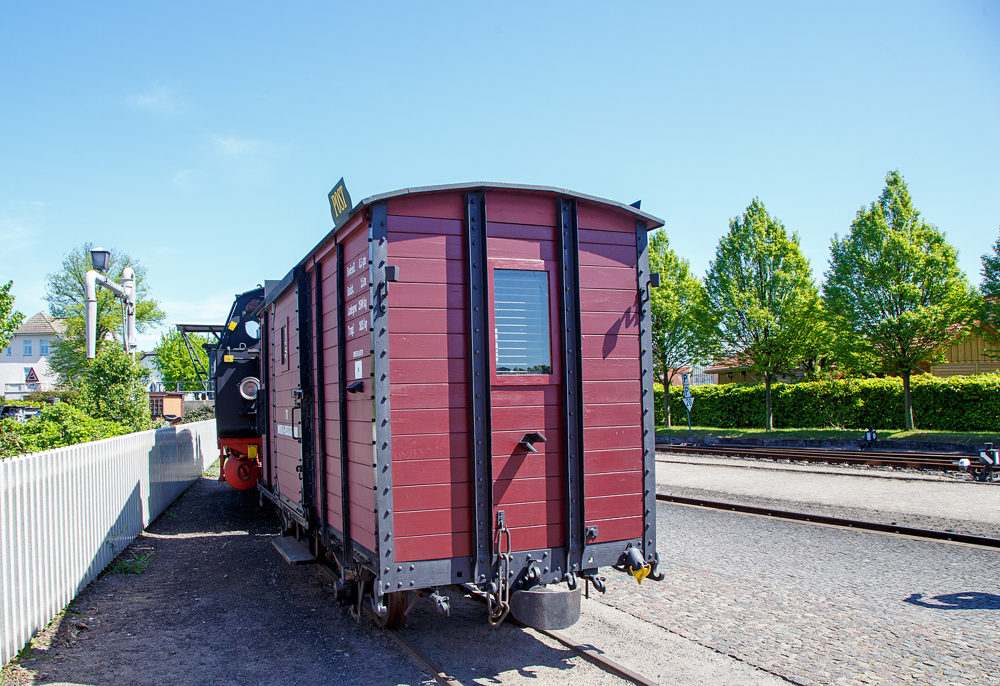Der historische zweiachsige Postwagen 71 der damaligen DHE - Doberan-Heiligendammer-Eisenbahn (Vorgänger MBB - Mecklenburgischen Bäderbahn Molli), ex DR 98-84-01 ab-/ausgestellt im Bahnhof Ostseebad Kühlungsborn-West (bis 1938 Ostseebad Arendsee), hier am 15.05.2022. Der Wagen ist Eigentum und Leihgabe vom VTM.

Der Post-/ Packwagen wurde 1886 von der Waggonfabrik P. Herbrand & Cie. in Köln-Ehrenfeld gebaut und an die damalige Doberan-Heiligendammer-Eisenbahn (DHE) geliefert. Eine Rekonstruktion erfolgte 2000 – 2001 durch den Verein zur Traditionspflege des Molli e. V..

Die DHE wurde im März 1890 verstaatlichte und in die Großherzoglich Mecklenburgische Friedrich-Franz-Eisenbahn eingliedert. Ab dem 1. April 1920 gehörte sie zur Deutschen Reichsbahn. So kam der Molli nach der deutschen Wiedervereinigung zur DB AG. Zum 01.10.1995 wurde die Mecklenburgische Bäderbahn Molli GmbH gegründet und übernahm fortan die 15,4 km lange Strecke zwischen Kühlungsborn und Bad Doberan von der Deutschen Bahn AG.

TECHNISCH DATEN des Wagens:
Spurweite: 900 mm
Gattung: P
Anzahl der Achsen: 2
Drehzapfenabstand: 2.500 mm
Ladefläche: 8,3 m²
Tragfähigkeit: 2.625 kg
