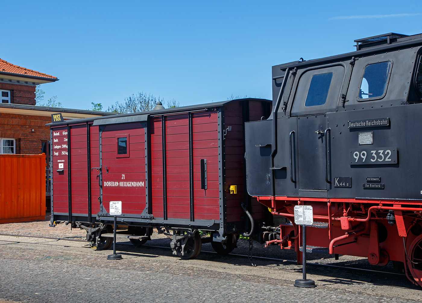 Der historische zweiachsige Postwagen 71 der damaligen DHE - Doberan-Heiligendammer-Eisenbahn (Vorgänger MBB - Mecklenburgischen Bäderbahn Molli), ex DR 98-84-01 ab-/ausgestellt im Bahnhof Ostseebad Kühlungsborn-West (bis 1938 Ostseebad Arendsee), hier am 15.05.2022. Der Wagen ist Eigentum und Leihgabe vom VTM.

Der Post-/ Packwagen wurde 1886 von der Waggonfabrik P. Herbrand & Cie. in Köln-Ehrenfeld gebaut und an die damalige Doberan-Heiligendammer-Eisenbahn (DHE) geliefert. Eine Rekonstruktion erfolgte 2000 – 2001 durch den Verein zur Traditionspflege des Molli e. V..

Die DHE wurde im März 1890 verstaatlichte und in die Großherzoglich Mecklenburgische Friedrich-Franz-Eisenbahn eingliedert. Ab dem 1. April 1920 gehörte sie zur Deutschen Reichsbahn. So kam der Molli nach der deutschen Wiedervereinigung zur DB AG. Zum 01.10.1995 wurde die Mecklenburgische Bäderbahn Molli GmbH gegründet und übernahm fortan die 15,4 km lange Strecke zwischen Kühlungsborn und Bad Doberan von der Deutschen Bahn AG.

TECHNISCH DATEN des Wagens:
Spurweite: 900 mm
Gattung: P
Anzahl der Achsen: 2
Drehzapfenabstand: 2.500 mm
Ladefläche: 8,3 m²
Tragfähigkeit: 2.625 kg
