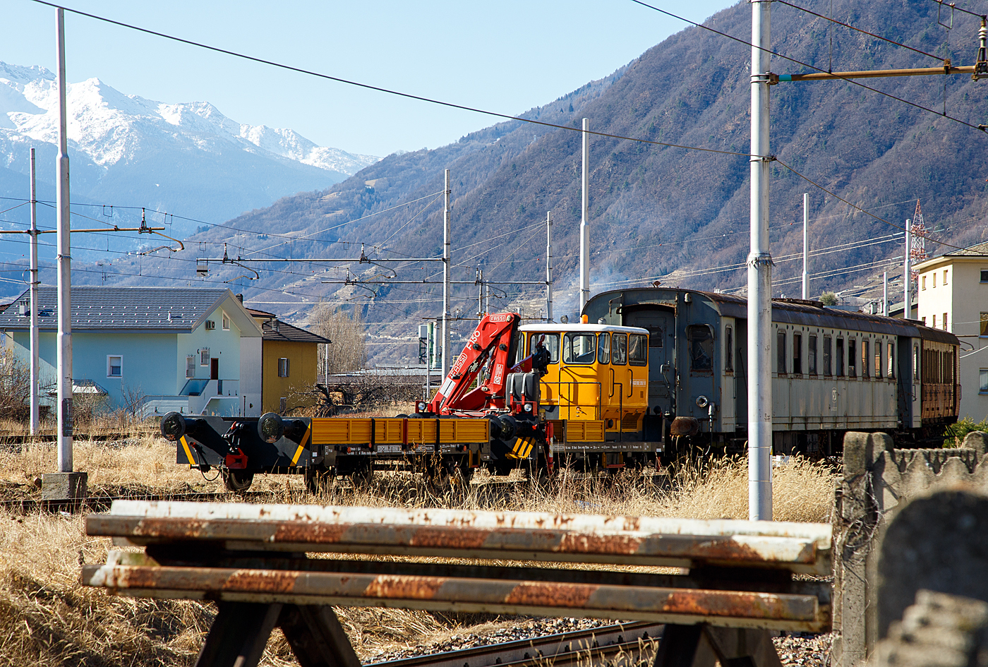 Der Italienische Rottenkraftwagen mit Kran/ Motocarrello di servizio con gru a bracci, F D AGR MI 5161 V (ähnlich einem Klv 53 der DB) mit dem zweiachsigem Gleiskraftwagenanhänger WD CRR MI 0098 L abgestellt am 19 Februar 2017 in Tirano, leider hier im Gegenlicht. Rechts der Steuerwagen FS pBz 623 327 zu den Triebwagen der Baureihen E.623 (Automotrice elettrica E.623 - Rimorchi pBz 623), dahinter noch ein FS „tausend Türen“ Wagen.

Der Klv 53 (Kleinwagen mit Verbrennungsmotor 53) zählte bei der DB ursprünglich zu den meistgebauten Arbeitszugfahrzeugen. Im Rahmen von Modernisierungs- und Umstrukturierungsmaßnahmen wurden und werden viele der inzwischen etwas angejahrten Fahrzeuge an private Gleis- und Oberleitungs-Baufirmen sowie Privatbahnen im In- und Ausland verkauft und sind dort nach einer meist gründlichen Aufarbeitung und Detail-Umbauten nach wie vor im Einsatz. Dieses Fahrzeug hat einen Kran vom Italienischen Hersteller FASSI (Typ Fassi F 150), bei den DB Klv 53 wurden Ladekrane von Atlas oder Meiller verwendet. Zudem hat das Italienische Fahrzeug wie auch der Wagen hier (schwere) Hülsenpuffer, so sind diese Fahrzeuge auch etwas länger.

TECHNISCHE DATEN vom Klv: 
Spurweite: 1.435 mm (Normalspur)
Achsformel: B
Länge über Puffer: 7.060 mm
Achsabstand: 3.750 mm
Treibraddurchmesser: 700 mm (neu)
Höchstgeschwindigkeit : 55 km/h
Eigengewicht: 11 t 
Nutzlast: 2 t

TECHNISCHE DATEN vom Wagen:
Länge über Puffer: 7.050 mm 
Achsabstand: 3.750 mm 
Laufraddurchmesser: 700 mm (neu)
Höchstgeschwindigkeit : 30 km/h
Eigengewicht: 4,0 t
Nutzlast: 10 t