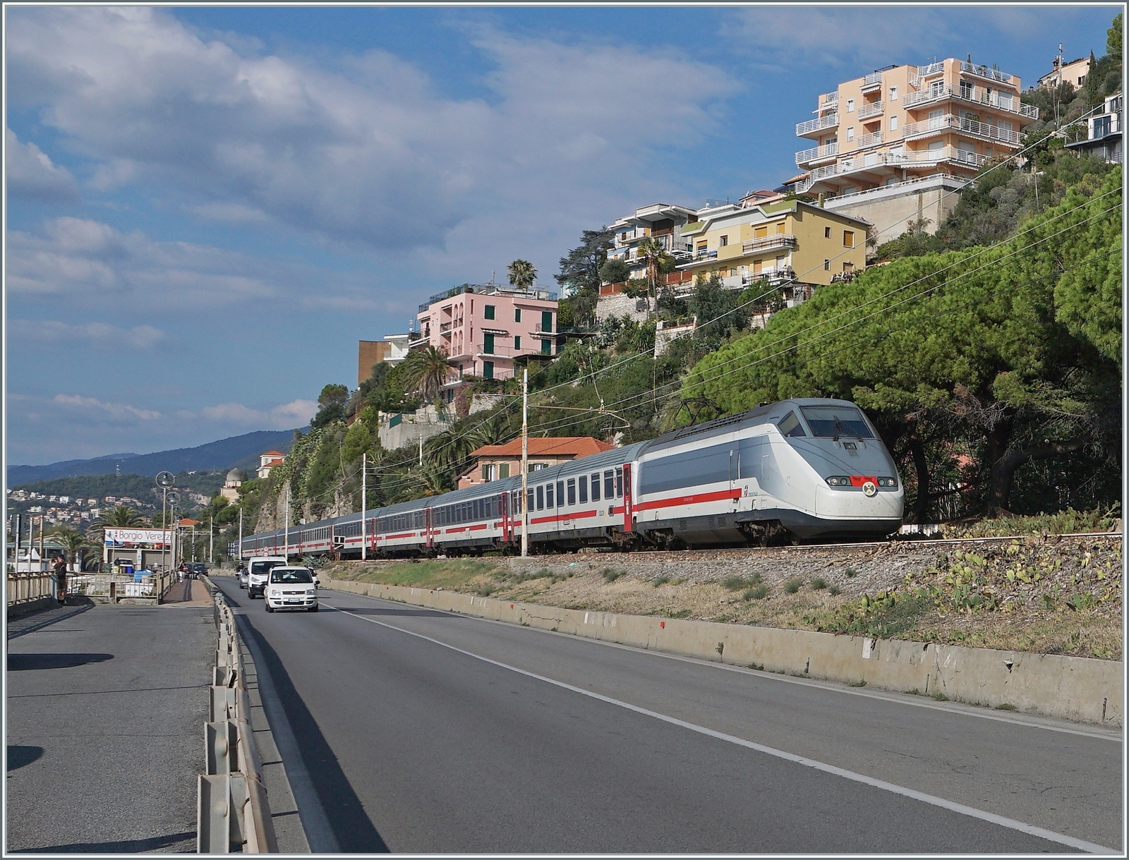 Der von je einer E 414 an der Spitze und am Schluss gef�hrt, erreicht der FS Trenitalia IC 631 von Ventimiglia nach Milano bei Borgio Verezzi in K�rze seinen n�chsten Halt Finale Ligure. Der Streckenabschnitt von Finale Ligure nach Andora ist zur Zeit der letzte Streckenabschnitt der Strecke Genova - Ventimiglia welcher noch auf dem urspr�nglichen Trasse dem Meer und durch die Ortschaften entlang f�hrt und soll l�ngerfristig auch neu trassiert werden.

22. September 2022