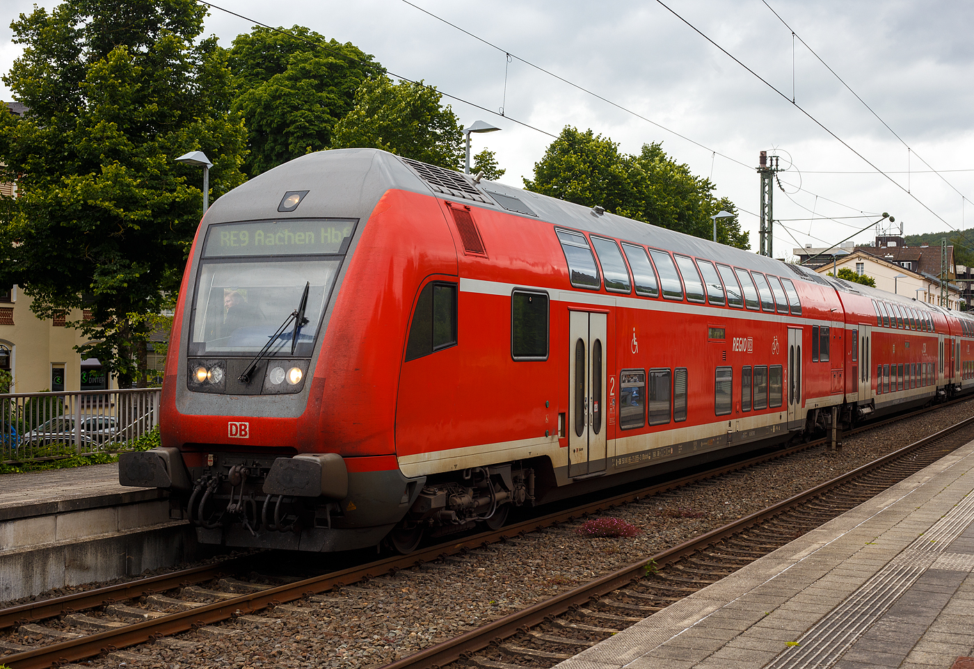 Der klimatisierte Doppelstock-Steuerwagen der zweiten Wagenklasse (DoSto-Steuerwagen) D-DB 50 80 86-75 055-3, der Gattung/Bauart DBpbzfa 765.5, eingereiht im Zugverband des rsx - Rhein-Sieg-Express RE 9 der DB Regio NRW, am 10 Juni 2024 im Bahnhof Kirchen/Sieg. Laut Anschrift gehört der Steuerwagen Aber noch zur DB Regio AG – Regio Nord (Bremen).

Der Steuerwagen wurde 2000 von der DWA Deutsche Waggonbau AG im Werk Görlitz (ex Waggonbau Görlitz, heute Bombardier) gebaut und an die DB Regio Nord geliefert.  Anlässlich der Neuvergabe des unter dem Arbeitstitel „RE-Kreuz Bremen“ vermarkteten Netzes an DB Regio Nord wurden die dort zum Einsatz kommenden Doppelstockwagen, 2013 unter dem Titel Redesign „RE-Kreuz Bremen“, im AW Wittenberge modernisiert. Die Wagen erhielten u.a. ein vergrößertes behindertengerechtes WC und komplett neue Sitze. Der Steuerwagen hat die Einstiege tief, so können mobilitätseingeschränkte Fahrgäste auch an niedrigen Bahnsteigen barrierefrei ein- und aussteigen.

TECHNISCHE DATEN:
Hersteller: DWA Deutsche Waggonbau AG, Werk Görlitz (heute Bombardier)
Gebaute Anzahl: 49
Umbau bei: AW Wittenberge (2013)
Spurweite: 1.435 mm
Länge über Puffer: 27.270 mm
Wagenkastenlänge: 26.660 mm
Wagenkastenbreite: 2.784 mm
Höhe über Schienenoberkante: 4.631 mm
Drehzapfenabstand: 20.000 mm
Achsstand im Drehgestell: 2.500 mm
Drehgestell Bauart: Görlitz VIII
Leergewicht: 53 t (52 t ab Werk)
Höchstgeschwindigkeit: 160 km/h
Heizungsbauart: 	Klimaes
Bremsbauart: KE-PR-A-Mg-mZ (D)
Sitzplätze: 83 in der 2. Klasse nach Umbau (91 ab Werk)
Toiletten: 1, behindertengerecht, geschlossenes System
Bemerkungen: 1 Mehrzweckabteile, eingeschränkt dieselloktauglich
