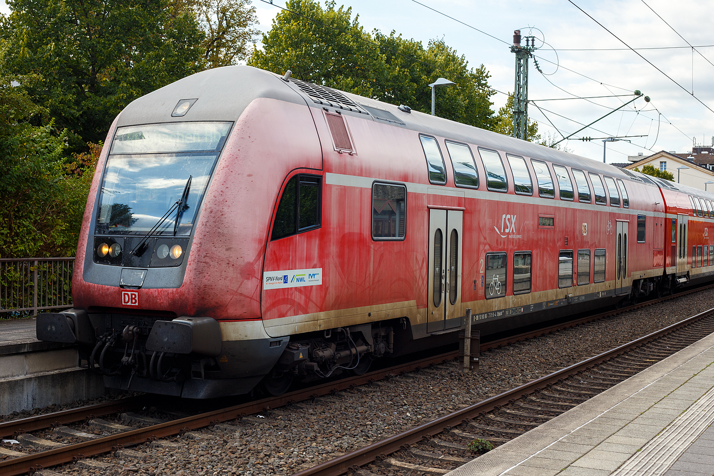 Der klimatisierte Doppelstock-Steuerwagen der zweiten Wagenklasse (DoSto-Steuerwagen) D-DB 50 80 86-75 050-4, der Gattung/Bauart DBpbzfa 763.8, eingereiht im Zugverband (führendender Wagen) des rsx - Rhein-Sieg-Express RE 9 der DB Regio NRW, am 15 September 2024 im Bahnhof Kirchen/Sieg.

Der Steuerwagen wurde 2000 von der DWA Deutsche Waggonbau AG im Werk Görlitz (ex Waggonbau Görlitz, heute Bombardier) gebaut und in der Gattung/Bauart DBpbzfa 763.6, an die DB Regio NRW für den RE 9 – rsx, geliefert. Die ab 1999 neu beschafften Steuerwagen sind mit einem vergrößerten behindertengerechtem WC ausgestattet, welches die Bauart DBpbzfa 763.6 charakterisiert. Im Oktober 2016 erfolgte im AW Wittenberge der Umbau, wobei der Wagen mit einem zweiten Mehrzweckbereich nachgerüstet und in damit in die Bauart DBpbzfa 763.8 umgezeichnet wurde. Der Steuerwagen hat die Einstiege tief, so können mobilitätseingeschränkte Fahrgäste auch an niedrigen Bahnsteigen barrierefrei ein- und aussteigen

TECHNISCHE DATEN:
Hersteller: DWA Deutsche Waggonbau AG, Werk Görlitz (heute Bombardier)
Umbau bei: AW Wittenberge (2013 bis 2016)
Spurweite: 1.435 mm
Länge über Puffer: 27.270 mm
Wagenkastenlänge: 26.660 mm
Wagenkastenbreite: 2.784 mm
Höhe über Schienenoberkante: 4.631 mm
Drehzapfenabstand: 20.000 mm
Achsstand im Drehgestell: 2.500 mm
Drehgestell Bauart: Görlitz VIII
Leergewicht: 53 t
Höchstgeschwindigkeit: 160 km/h
Heizungsbauart: Klimaes
Bremsbauart: KE-PR-A-Mg-mZ (D)
Sitzplätze: 85 in der 2. Klasse
Toiletten: 1, behindertengerecht, geschlossenes System
Bemerkungen: 2 Mehrzweckabteile, 1 Dienstraum, eingeschränkt dieselloktauglich
Umgebaut aus: DBpbzfa 763.6