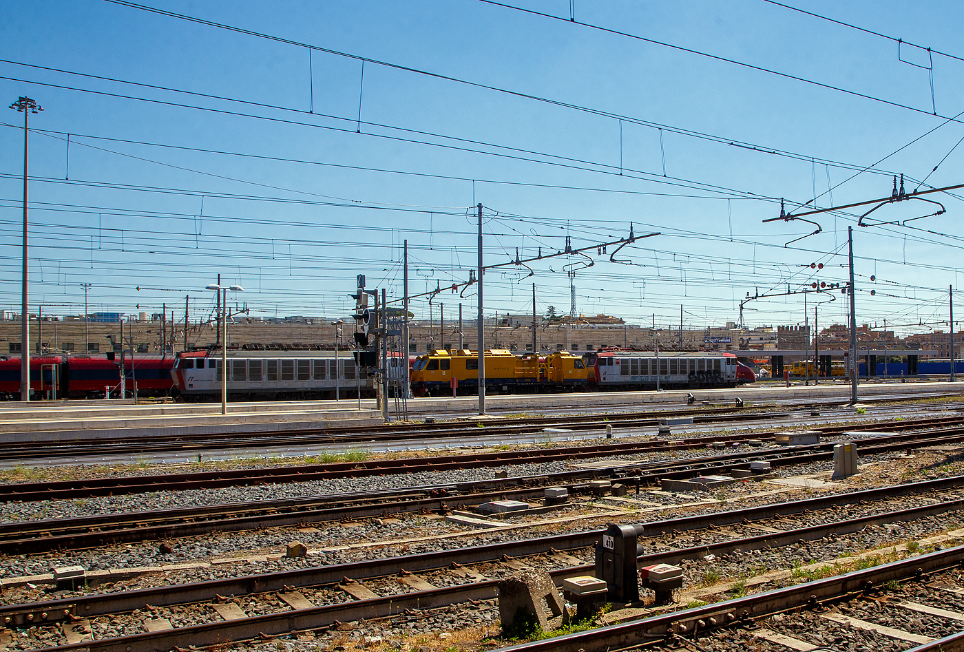 Der MerMec Mess- und Diagnose-Dieseltriebwagen SIRTER 2.0 / D.165.005 (99 83 9 165 005-3 I-RFI) der RFI - Rete Ferroviaria Italiana erreicht im Sandwich zwischen zwei „Tigern“ E.652.091-6 und E.652.138-5 (91 83 2652 091-6 I-MIR und 91 83 2652 138-5 I-MIR), sechsachsige E-Loks, der Mercitalia Rail S.r.l. am 14. Juli 2022 den Bahnhof Roma Termini.