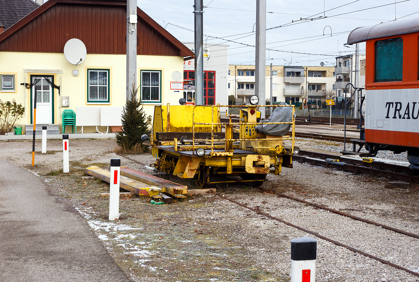 Der meterspurige X 26.641 der Stern & Hafferl Verkehrsgesellschaft m.b.H., ex X 23.641 ehemaliger Turmwagen ELBG - Elektrische Lokalbahn Gmunden (sp�ter Stra�enbahn Gmunden), ist am 14 Januar 2025 beim Bahnhof Vorchdorf-Eggenberg, ohne Turmaufbau, abgestellt. 

Der Wagen mit einem 20 kW Verbrennungsmotor wurde 1912/13 von der Grazer Waggonfabrik in Graz gebaut. Er hat ein Eigengewicht von 3.500 kg und eine Tragf�higkeit von 1.000 kg. Die H�chstgeschwindigkeit bei Eigenfahrt betr�gt 20 km/h und geschleppt betr�gt sie 25 km/h. Die letzte Revision war im M�rz 2020. 

Seit 1943 besitzt Stern & Hafferl zusammen mit der Montafonerbahn ein eigenes Schema f�r die Nummerierung der Fahrzeuge.

Nummer 	Eigent�mer/Einsatzstrecke 	Abk�rzung
10 	Montafonerbahn 	MBS
20 	Stern & Hafferl 	StH
21 	Neumarkt—Waizenkirchen—Peuerbach (ab 1998 LILO) 	NWP
22 	Linzer Lokalbahn ex Linz — Eferding — Waizenkirchen 	LILO ex LEW
23 	Lokalbahn Gmunden–Vorchdorf 	GV
24 	Lokalbahn Lambach–Haag am Hausruck 	LH
25 	Lokalbahn Lambach–Vorchdorf–Eggenberg 	LV(E)
26 	Lokalbahn V�cklamarkt–Attersee 	VA
27 	B�rmoos–Trimmelkam (bis 1992) 	BT

So war dieses Fahrzeug erst der Lokalbahn Gmunden–Vorchdorf (Traunseebahn) zugeordnet, heute ist es der Lokalbahn V�cklamarkt–Attersee (Atterseebahn) zugeordnet.
