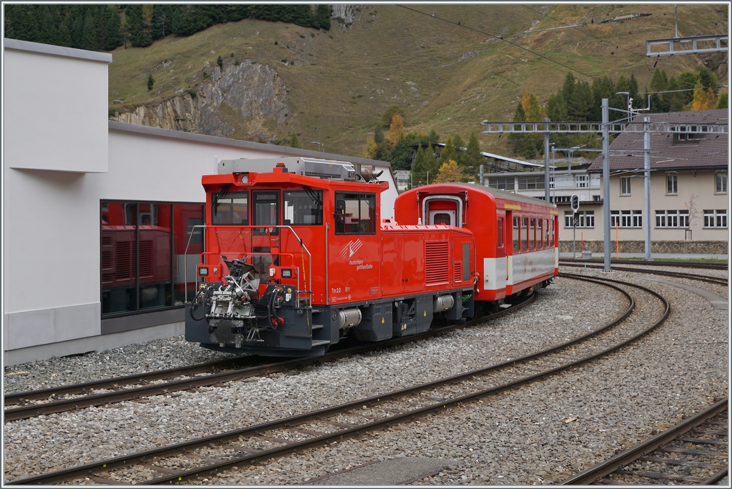 Der MGB Tm 2/2 811 steht mit einem AB im Bahnhof von Andermatt. 

19. Oktober 2023