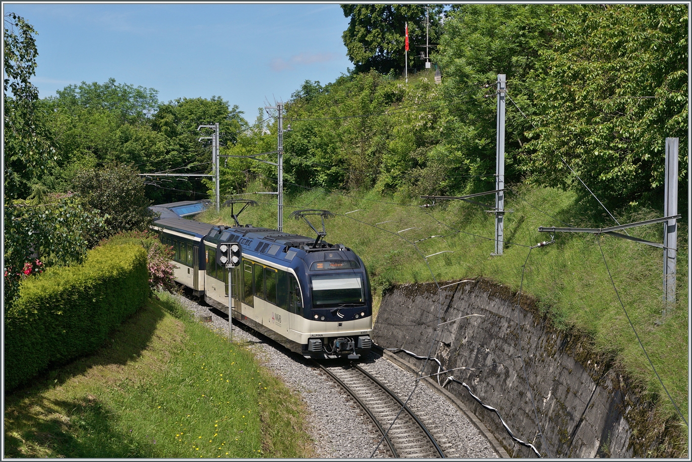Der MOB ABe 4/4 9302  Alpina  erreicht mit seinem Regionalzug von Zweisimmen nach Montreux in Kürze Sonzier. Sehr schön zu sehen, die  Windschiefe-Fahrleitung  auf diesem Streckenabschnitt, bzw. der Übergang dazu.

28. Mai 2024