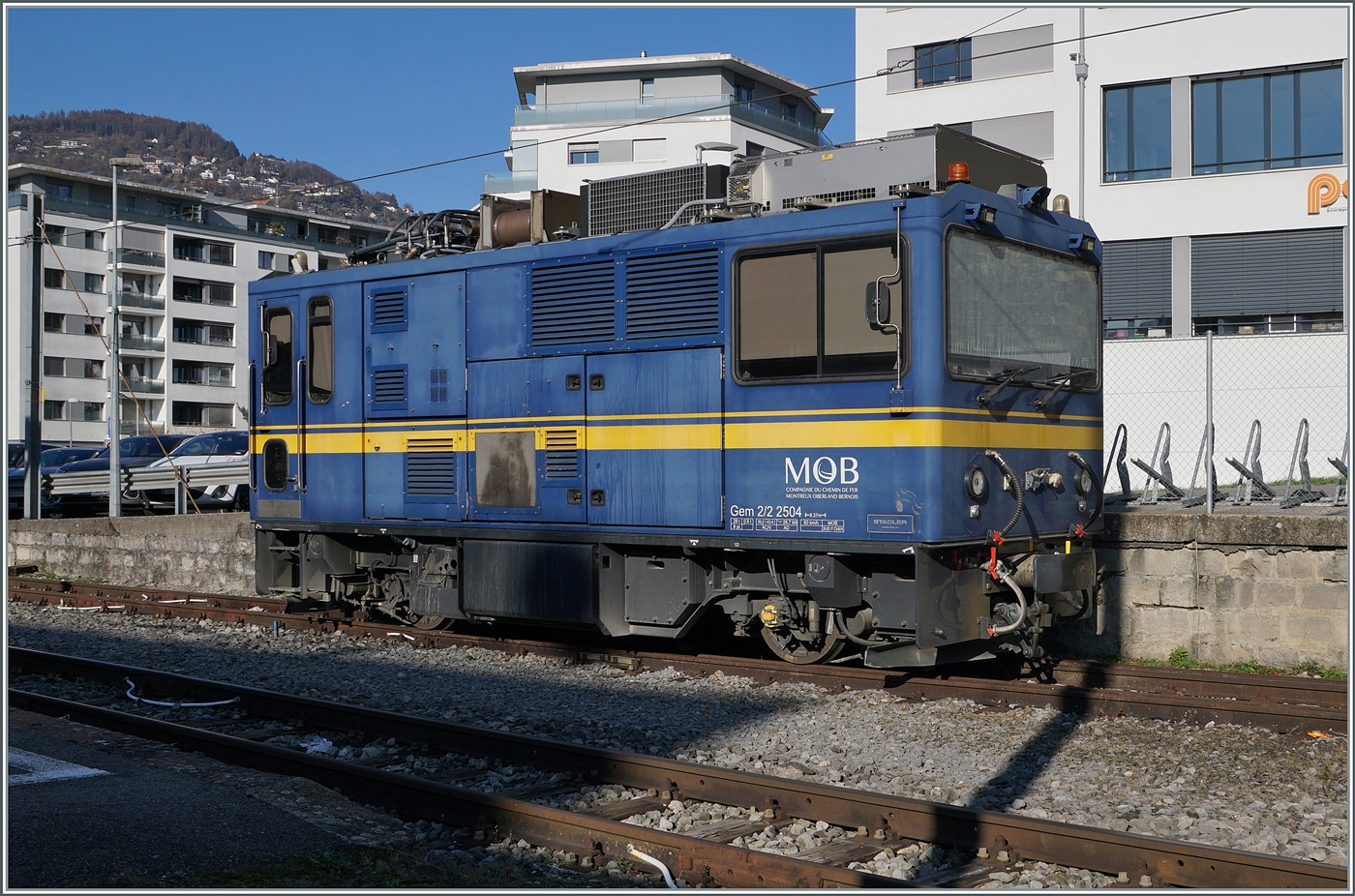 Der MOB Gem 2/2 2504 steht in Vevey und wartet auf einen neuen Einsatz. 
Vor vielen Jahren diente des Gleis an der Rampe des inzwischen verschwundenen Güterschuppens der CEV als Ladegleis, beim Einstellen des Bildes (28.1.26) ist das Gleis zumindest vorübergehend nun ganz verschwunden. 

14. Nov. 2024

